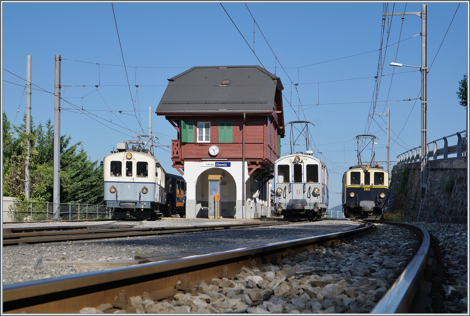  Le Chablais en fte  bei der Blonay Chamby Bahn. Die Erffnung des ersten Teilstckes der Bex - Villars Bahn vor 125 Jahren, sowie die vor 80 Jahren erfolgte Fusion einiger Strecken im Chablais waren der Anlass zum diesjhrigen Herbstfestivals  Le Chablais en fte. Als besondere Attraktion zeigt sich der ASD BCFe 4/4 N 1  TransOrmonan  der TPC mit seinem B 35 als Gastfahrzeug. 

Eine grosse und bestens organisierte berraschung gab es heute Morgen in Chamby: Das Bild zeigt den 1913 gebauten und 1940 umgebauten ASD BCFe 4/4 N 1 auf der Fahrt von Blonay nach Chaulin (links im Bild) und die beiden MOB BCFe 4/4 N 11 (Baujahr 1905) und DZe 6/6 2002 (Baujahr 1932), beide heute bei Blonay-Chamby Bahn, bei einer feinen Fahrzeugparade zwischen zwei MOB/MVR Zgen in Chamby. 

10. September 2023