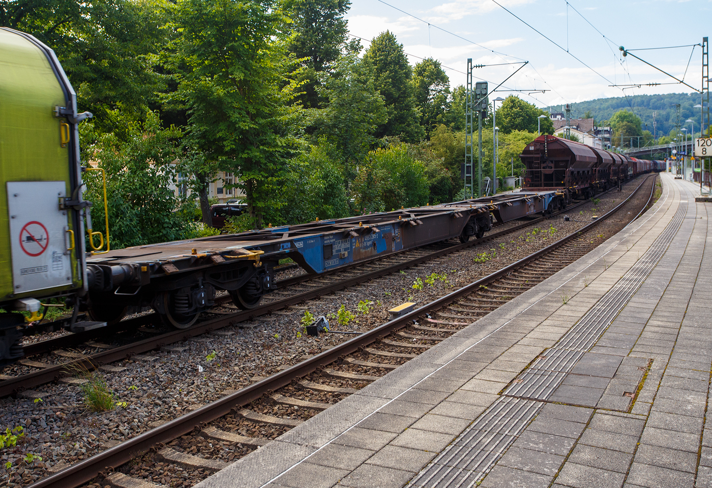 Leerer sechsachsige Drehgestell-Gelenk-Containertragwagen-Einheit 104´/ 6-achsiger Containertragwagen104´, 31 80 4953 285-2 D-DB, der Gattung Sggmrs 715, der DB Cargo AG, am 24 Juli 2025 im Zugverband bei der Zugdurchfahrt in Kirchen/Sieg. Der Wagen wurde bereits 1989 von der Wagon Union (WU) in Berlin-Borsigwalde gebaut. 

Die Gelenkwagen Sggmrs 715 sind für den Transport von Großcontainern und Wechselbehältern vorgesehen. Auf den Außenlangträgern des Wagens befinden sich für jede vorgesehene Ladeposition klappbare Aufsetzzapfen zum Festlegen der Ladungseinheiten unterschiedlicher Längen und Typen (WB gemäß UIC-Merkblatt 592-4 und Ct gemäß UIC-Merkblatt 592-1 und 2) in verschiedenen Kombinationen.

Das aus 2 Wagenhälften bestehende Untergestell ist eine verwindungsweiche, geschweißte Rahmenkonstruktion aus Walz- und Blechprofilen, gebildet aus den Kopfstücken, den Hauptquerträgern und den äußeren Langträgern. Die Bereiche über den Drehgestellen sind durch Bleche versteift, die außerdem als Funkenschutzbleche dienen. In der Wagenmitte befindet sich eine Übersteigmöglichkeit. Die Verbindung der beiden Wagenhälften besteht aus einem Gelenklager und seitlichen Gleitstücken. Der Wagen trägt die Anschrift „Beladenen Wagen vorsichtig rangieren“.

TECHNISCHE DATEN:
Spurweite: 1.435 mm (Normalspur)
Länge über Puffer: 33.940 mm
Drehzapfenabstände: 2 x 14.200 mm
Achsabstand in den Drehgestellen: 1.800 mm
Laufraddurchmesser: 920 mm (neu)
Ladelänge: 2 x 16.100 mm (2 x 52`)
Höhe der Ladeebene über S.O.: 1.155 mm
Eigengewicht: 30.800 kg
Max. Zuladung bei Lastgrenze: 104,0 t (ab Streckenklasse D)
Höchstgeschwindigkeit: 100 km/h (beladen) / 120 km/h (leer)
Kleinster befahrbarer Gleisbogen: R 75 m
Bremse: KE-GP-A (K) 
Bremssohle: Cosid 810
Feststellbremse: Nein
Verwendungsfähigkeit: RIV (Regolamento Internazionale Veicoli)