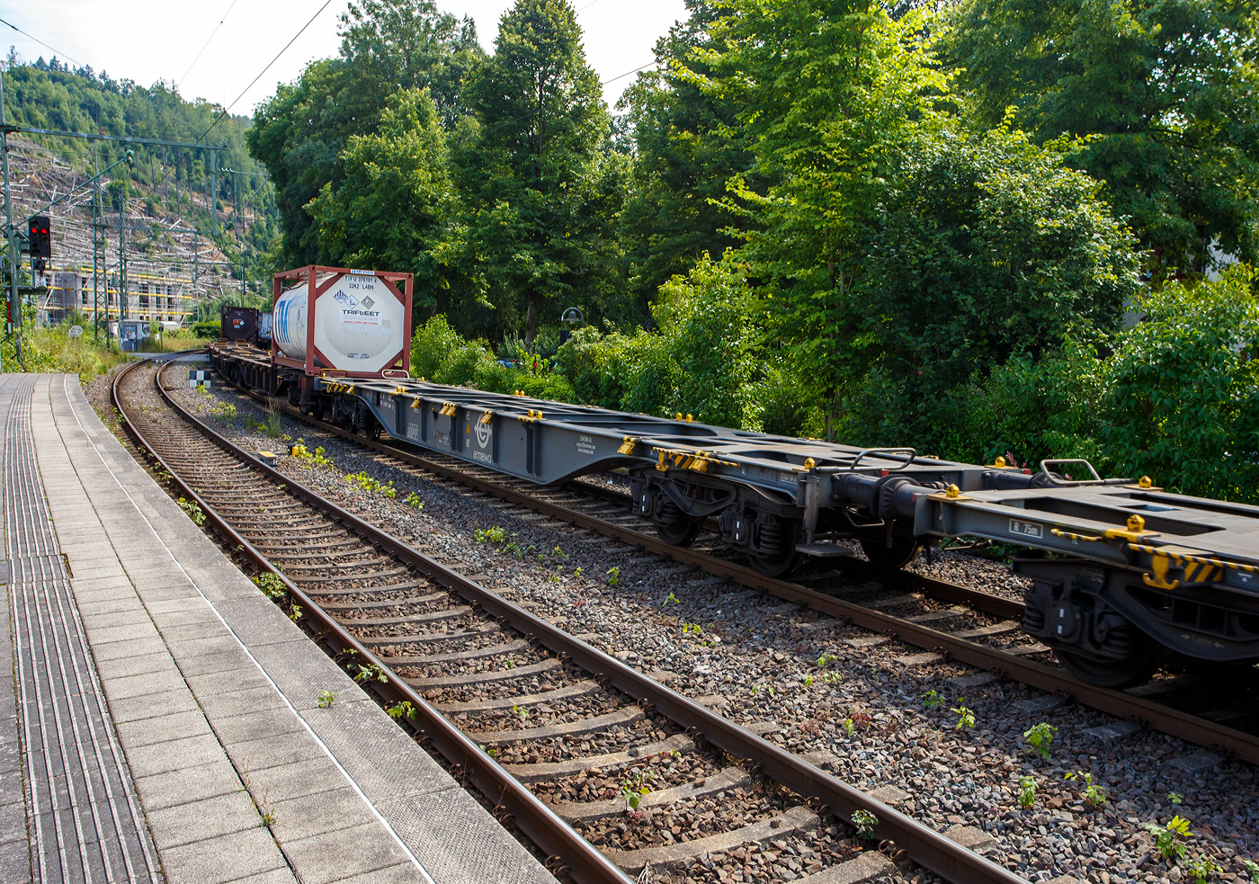 Leerer vierachsiger 60' Drehgestell-Containertragwagen für Großcontainer und Jumbo-Wechselbehälter, 33 87 4552 225-4 F-ERSA, der Gattung Sgnss 60' (HP), der französischen Vermietungsfirma ERMEWA S.A., am 30 Juli 2025 im Zugverband bei einer Zugdurchfahrt im Bahnhof Kirchen/Sieg.

Dies ist der am häufigsten verwendete “Allrounder”-Wagen für den kombinierten Verkehr. Dieser vierachsige intermodale Wagen des Typs Sgnss ist sowohl für ISO-Container 20, 30, 40 und 45′ als auch für Wechselbehälter geeignet. Der Wagen entspricht den neuesten geltenden europäischen Gesetzen, d. h. den TSI WAG, EN, UIC, und besitzt die TEN GE-Kennzeichnung für den Betrieb. Diese Wagen sind mit 28 klappbare Containerriegel mit Zapfen ausgerüstet. Sie besitzen zudem 2 klappbare Rangierergriffe UIC 535-2.

Gebaut wurde der Wagen vom slowakischen Güterwagenhersteller Tatravagónka in Poprad, Baujahr und Fabriknummer konnte ich nicht lesen.

TECHNISCHE DATEN:
Spurweite: 1.435 mm (Normalspur)
Anzahl der Achsen: 4 (in zwei Drehgestellen)
Länge über Puffer: 19.740 mm
Drehzapfenabstand: 14.200 mm
Achsabstand im Drehgestell: 1.800mm
Raddurchmesser: 920 mm (neu) / 840 mm (abgenutzt)
Max. Ladelänge: 18.500 mm (60´)
Höhe der Ladeebene über SOK: 1.155 mm
Höchstgeschwindigkeit: 100 km/h (beladen) / 120 km/h (leer)
Eigengewicht: 18.300 kg
Maximales Ladegewicht: 71,3 t (ab Streckenklasse D)
Kleinster bef. Gleisbogenradius: R = 75 m
Bauart der Bremse: KE-GP-A (K) – 72 t
Bremssohle: Jurid 816M
Handbremse: nein 
Verwendungsfähigkeit: TEN GE / G1