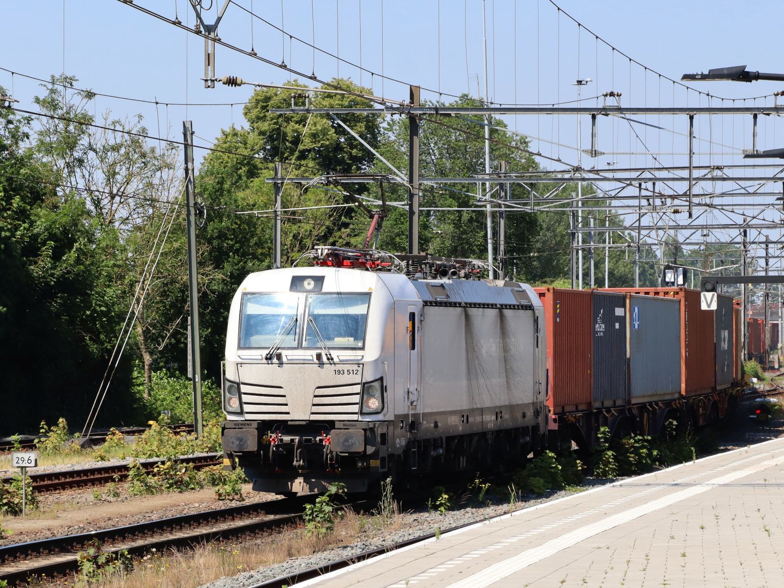 LTE Lokomotive 193 512-1 (91 80 6193 512-1 D-ELOC) Gleis 6 Bahnhof Dordrecht 25-06-2024.

LTE locomotief 193 512-1 (91 80 6193 512-1 D-ELOC) spoor 6 station Dordrecht 25-06-2024.