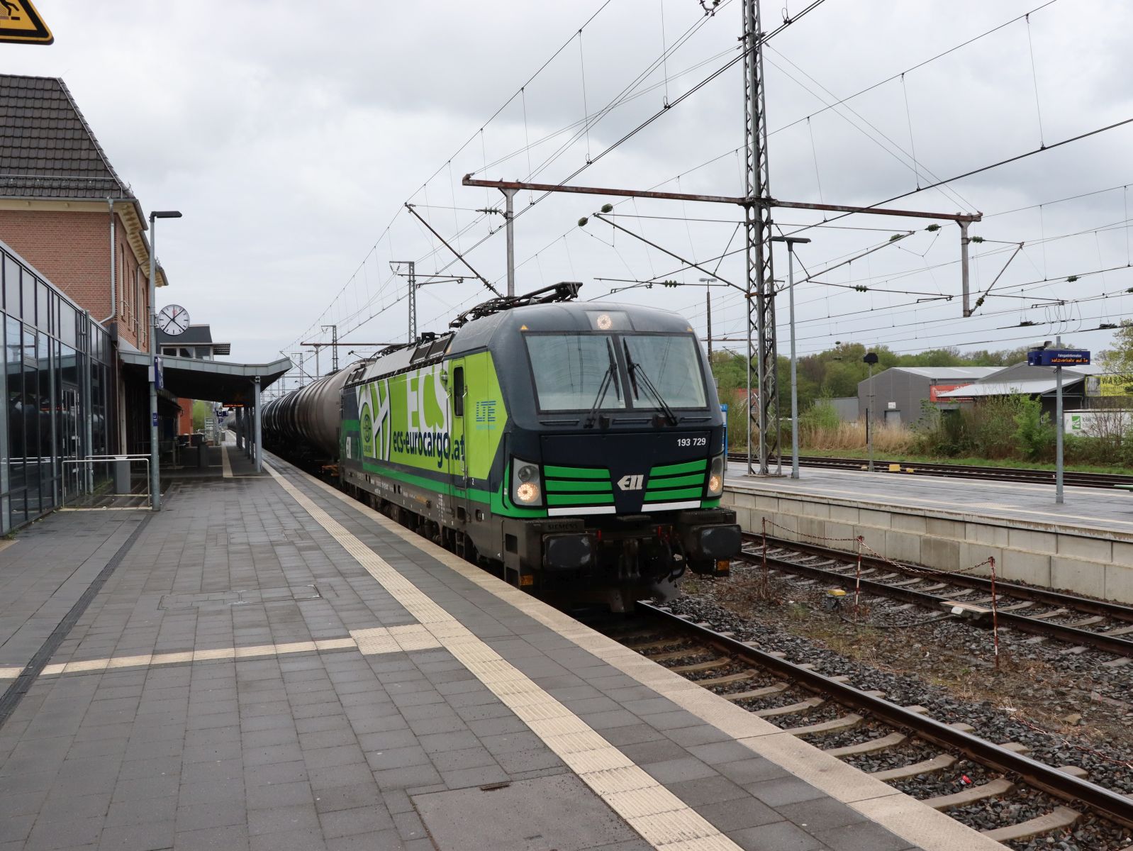 LTE Lokomotive 193 723-4 (91 80 6193 723-4 D-ELOC ) mit Aufschrift  ecs-eurocargo.at  Gleis 1 Bahnhof Bad Bentheim 17-04-2025.

LTE locomotief 193 723-4 (91 80 6193 723-4 D-ELOC ) met opschrift  ecs-eurocargo.at  spoor 1 station Bad Bentheim 17-04-2025.