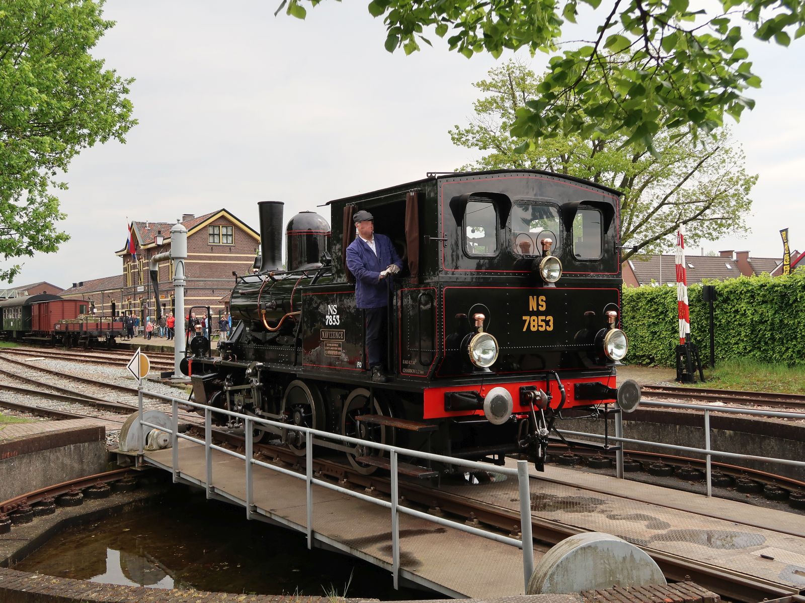 MBS (Museum Buurtspoorweg) Dampflokomotive Nummer 8. Baujahr 1910 Schweizerische Lokomotiv- und Maschinenfabrik, Winterthur, Schweiz. Bahnhof Haaksbergen 05-05-2024.


MBS (Museum Buurtspoorweg) stoomlocomotief 8 gebouwd door Schweizerische Lokomotiv- und Maschinenfabrik, Winterthur, Zwitserland bouwjaar 1910. Station Haaksbergen 05-05-2024.