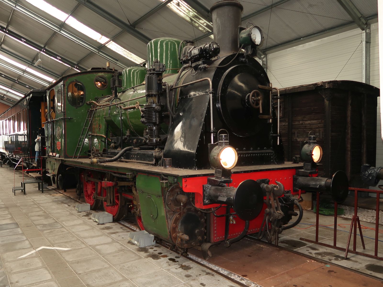 MBS (Museum Buurtspoorweg) Dampflokomotive Nummer 4 Hanomag Baujahr 1925. Museumdepot Boekelo 05-05-2024.

MBS (Museum Buurtspoorweg) stoomlocomotief nummer 4 gebouwd door Hanomag in 1925. Museumdepot Boekelo 05-05-2024.