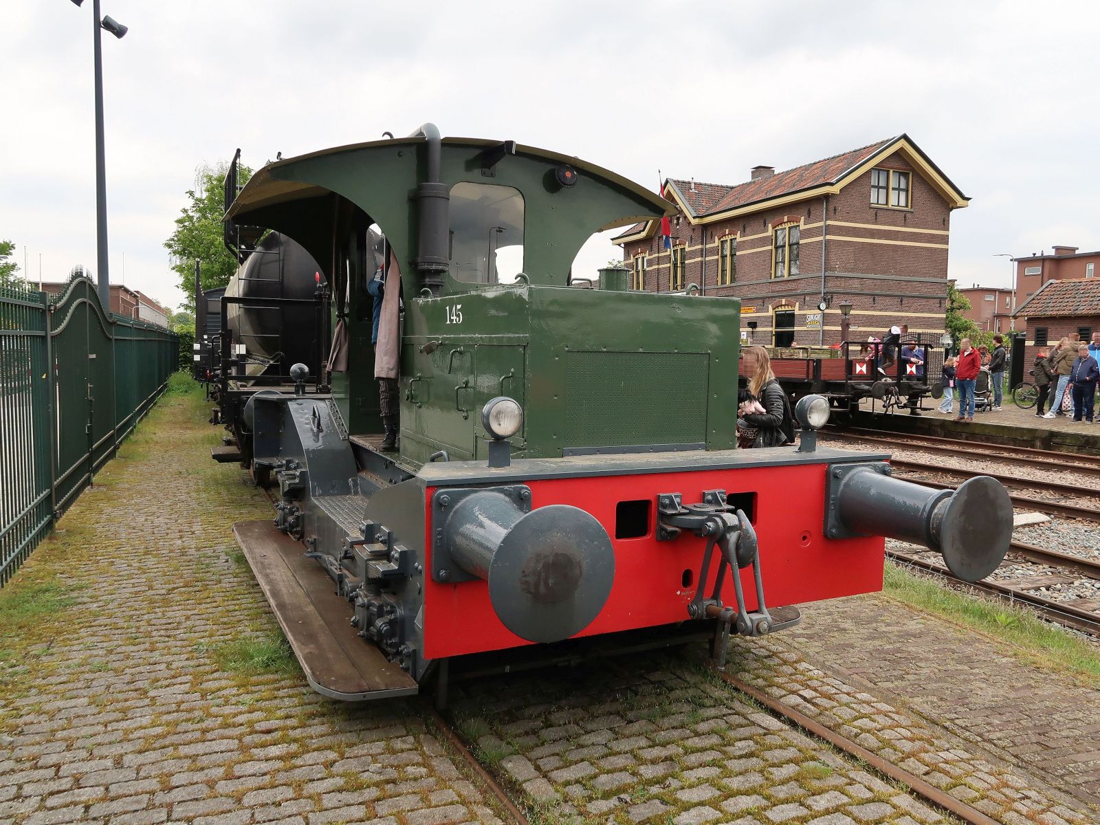 MBS (Museum Buurtspoorweg) Lokomotive Nummer 14  Oersik  ex-NS Nummer 145 Werkspoor Amsterdam Baujahr 1932. Bahnhof Haaksbergen 05-05-2024.


MBS (Museum Buurtspoorweg) locomotief nummer 14  Oersik  ex-NS nummer 145 bouwjaar 1932 Werkspoor Amsterdam. Station Haaksbergen 05-05-2024.