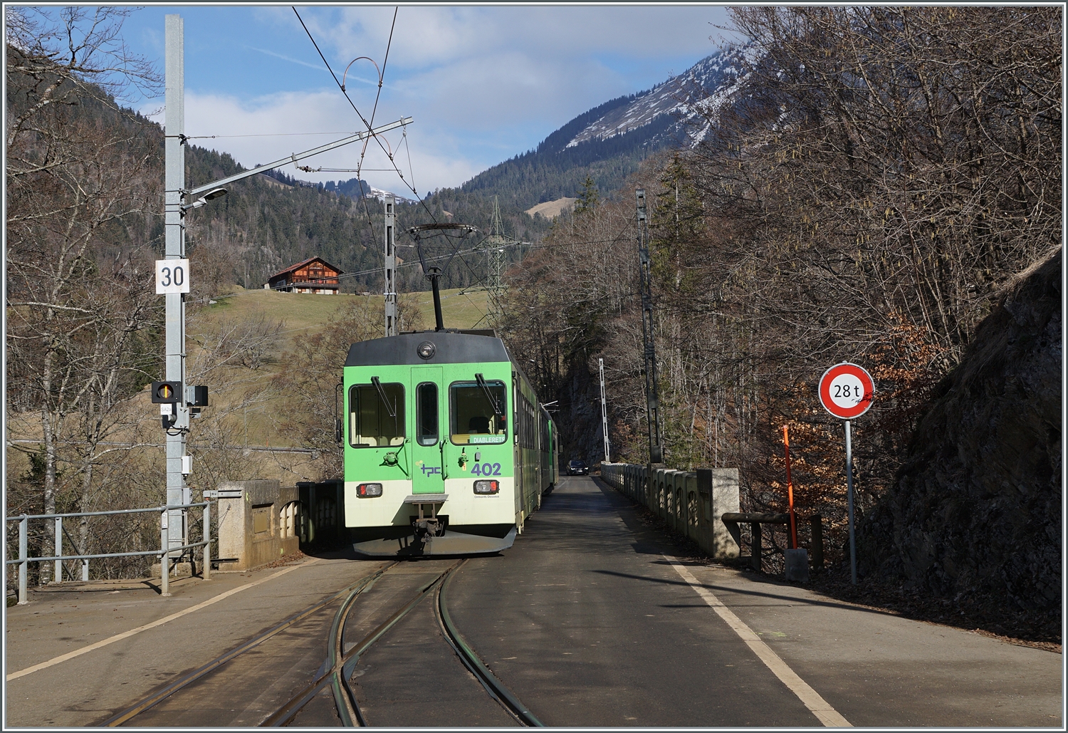 Mit dem TPC ASD BDe 4/4 403, einem Bt und dem BDe 4/4 402 am Schluss verlässt der Regio 71 432 auf seiner Fahrt von Aigle nach Les Diablerets die Abzweigstation Les Planches (Aigle) in Richtung Le Sépey. 

17. Februar 2024