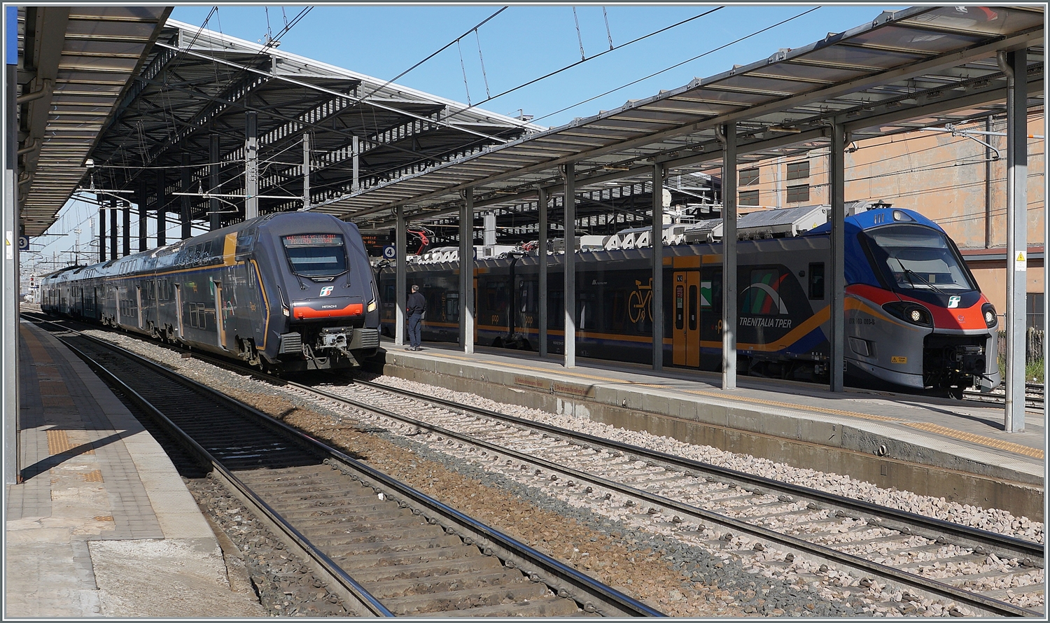 Moderner FS Trenitalia TPER Nahverkehr in Parma mit ETR 521 008 ROCK nach Ancona und ETR 103 003 POP von Cermona. 

16.März 2023