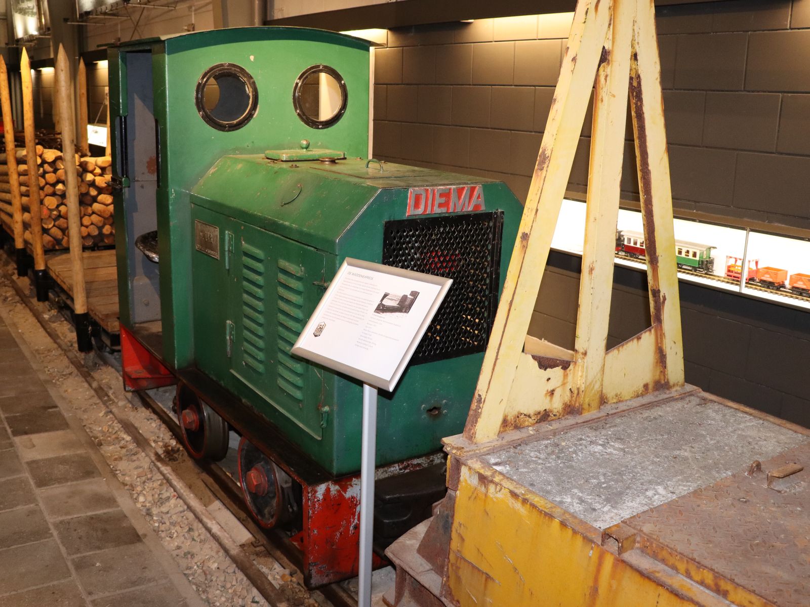 Motorlok Nummer 10 Diema DS15 Baujahr 1953 Diepholzer Maschinenfabrik, Diepholz (D) Museum  Stichting Nationaal Smalspoor  Valkenburg 04-08-2022. 

Motorloc nummer 10 Diema DS15 gebouwd in het jaar 1953 door Diepholzer Maschinenfabrik, Diepholz (D) museum Stichting Nationaal Smalspoor. Valkenburg 04-08-2022



