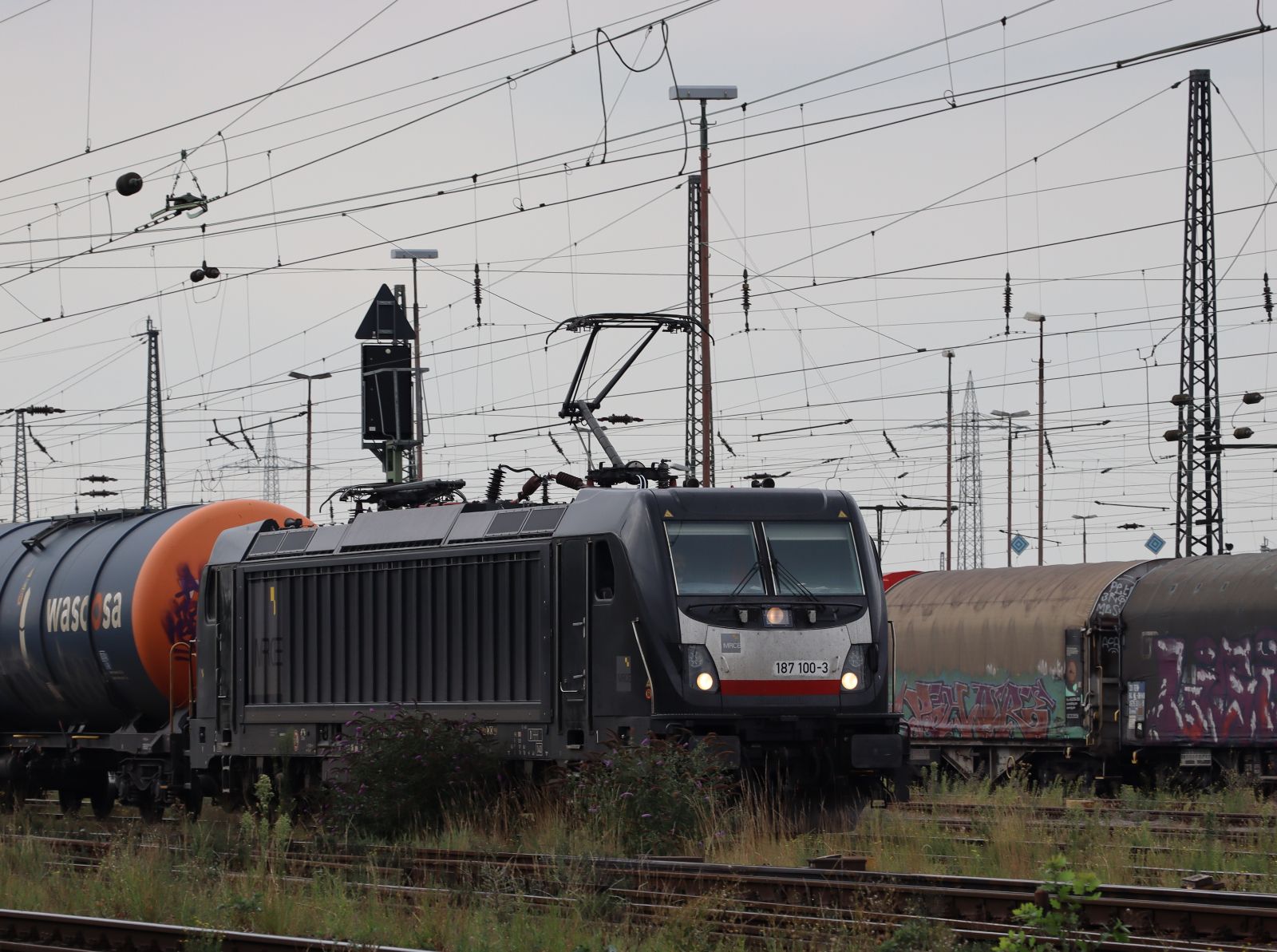 MRCE (Mitsui Rail Capital Europe) Lokomotive 187 100-3 (91 80 6187 100-3 D-DISPO) Gterbahnhof Oberhausen West 18-08-2022.

MRCE (Mitsui Rail Capital Europe) locomotief 187 100-3 (91 80 6187 100-3 D-DISPO) goederenstation Oberhausen West 18-08-2022.