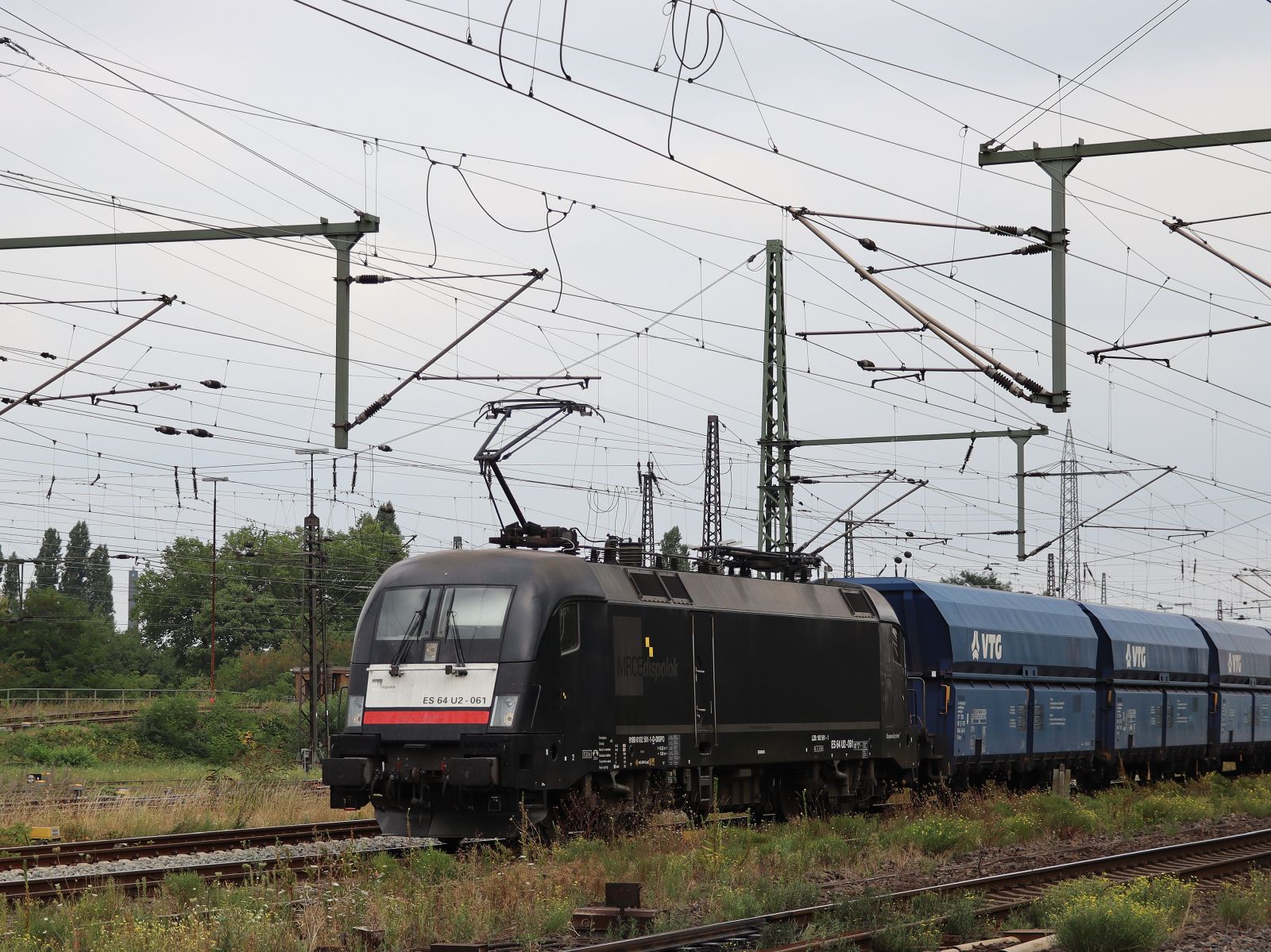 MRCE (Mitsui Rail Capital Europe) Lokomotive 182 561-1 (91 80 6182 561-1 D-DISPO) Gterbahnhof Oberhausen West 18-08-2022.

MRCE (Mitsui Rail Capital Europe) locomotief 182 561-1 (91 80 6182 561-1 D-DISPO) goederenstation Oberhausen West 18-08-2022.