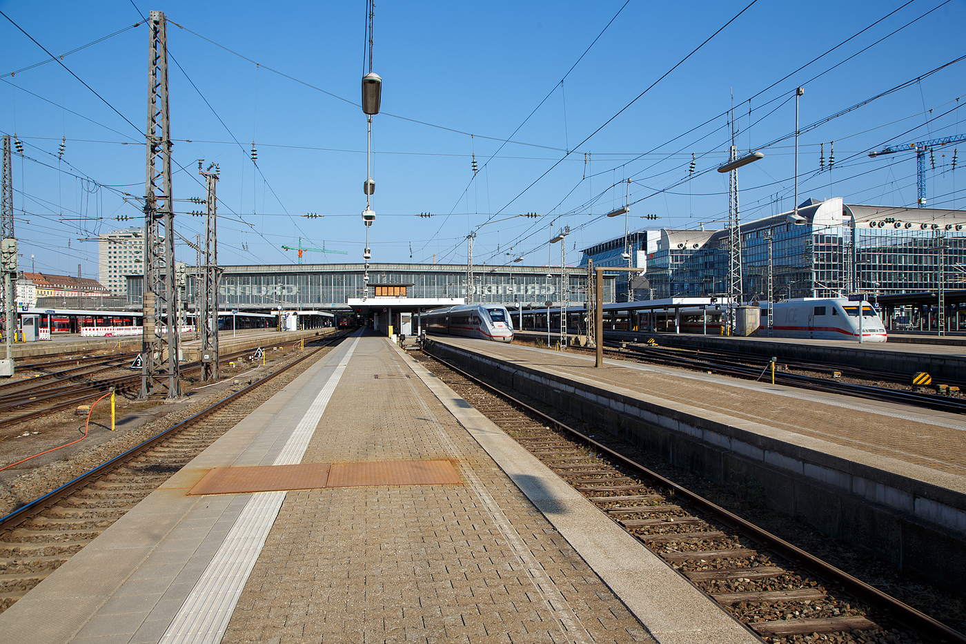 Mnchen Hauptbahnhof am 28 Mrz 2022.

Mnchen Hauptbahnhof der zentrale Bahnhof in der bayerischen Landeshauptstadt Mnchen. Er ist nach dem Hamburger Hauptbahnhof und dem Frankfurter Hauptbahnhof der am drittstrksten frequentierte Fernbahnhof der Deutschen Bahn. 

Der Kopfbahnhof gehrt zu den 21 Bahnhfen der hchsten Preisklasse 1 von DB Station&Service. Unter allen deutschen Bahnhfen besitzt er mit 32 ober- und zwei unterirdischen Bahnsteiggleisen die hchste und (nach dem Grand Central Terminal in New York City) die weltweit zweithchste Zahl an Bahnsteiggleisen. Mit Ausnahme der S-Bahn ist der Bahnhof erste oder letzte Station fr fast alle ihn anfahrenden Zge. Die Flche der Gebude und der Gleise betrgt insgesamt ungefhr 760.000 Quadratmeter.

Er umfasst auerdem zwei gleichnamige U-Bahnhfe der MVG und ist Station der S-Bahn, die beide dem Mnchner Verkehrs- und Tarifverbund (MVV) angehren. Vor dem Bahnhof kann zum innerstdtischen MVG-Verkehr in Busse oder die Tram umgestiegen werden.
