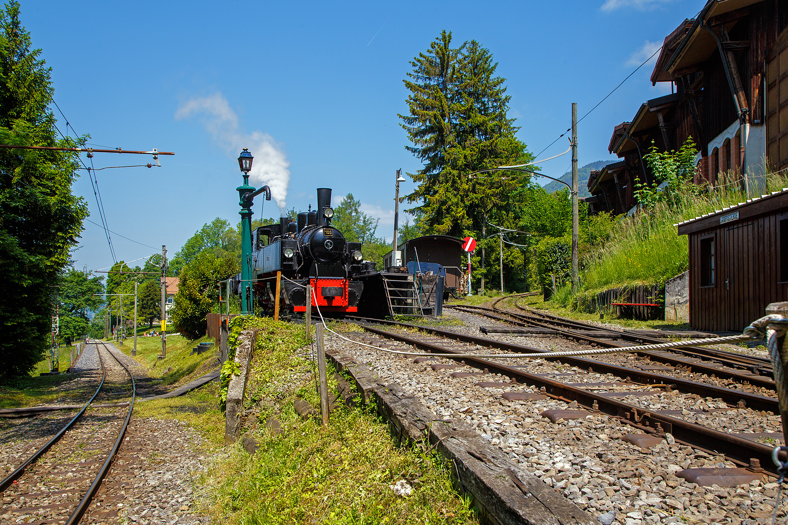 Museumsbahn-Romantik pur – Pfingsten 2023 (Samstag 27. bis Montag 29. Mai 2023) fand bei der Museumsbahn Blonay–Chamby das Schweizer Dampffestival 2023 / Festival suisse de la Vapeur 2023 statt.

Bei der Dampflok-Wartungsstelle der Museumsbahn Blonay–Chamby beim Museumsareal in Chaulin steht am 27. Mai 2023 die G 2x2/2 Mallet-Dampflok 105  Todtnau  der Museumsbahn Blonay–Chamby, ex SEG 105  Todtnau . Links die Strecke hinab nach Blonay, rechts das Stichgleis zum Museum bzw. Depot.
