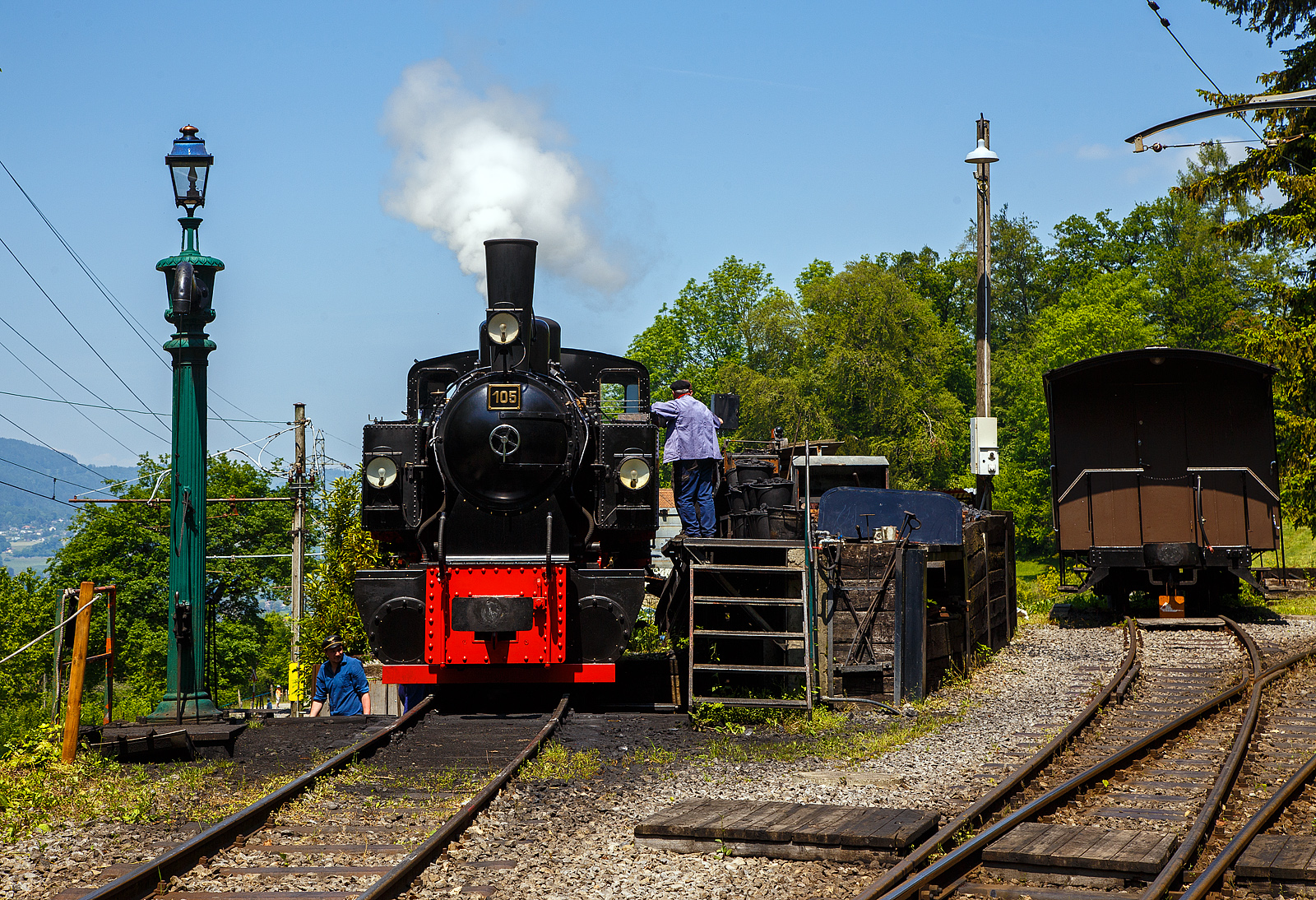 Museumsbahn-Romantik pur – Pfingsten 2023 (Samstag 27. bis Montag 29. Mai 2023) fand bei der Museumsbahn Blonay–Chamby das Schweizer Dampffestival 2023 / Festival suisse de la Vapeur 2023 statt.

Bei der Dampflok-Wartungsstelle der Museumsbahn Blonay–Chamby beim Museumsareal in Chaulin steht am 27. Mai 2023 die G 2x2/2 Mallet-Dampflok 105  Todtnau  der Museumsbahn Blonay–Chamby, ex SEG 105  Todtnau .