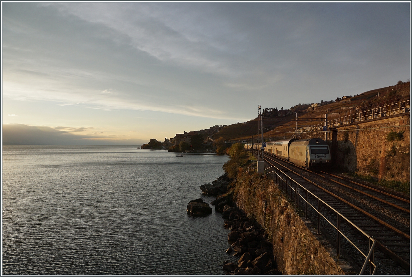 Nachdem die Herbstabend Stimmung Gefallen gefunden hat, hier noch ein Bild mit dem nun definitiv letzten Licht des Tages im Lavaux zwischen Rivaz und St-Saphorin: Die SBB Re 460 037  Lattesso  ist mit ihrem IR 90 auf dem Weg nach Brig. 

12. Nov. 2024