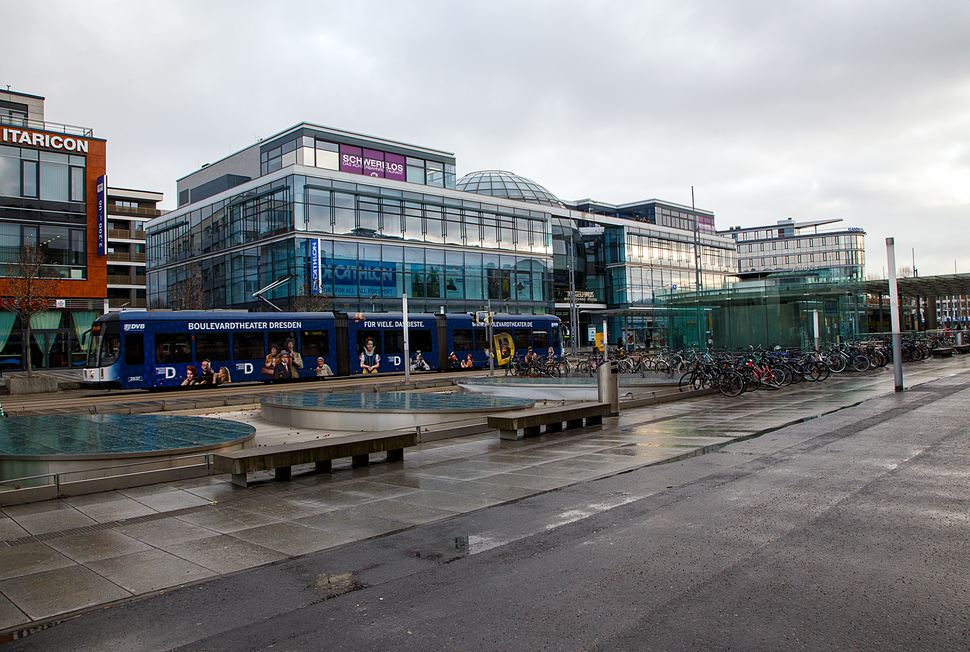 Niederflurgelenktriebwagen 2621, ein NGT D 8 DD der Dresdner Verkehrsbetriebe AG (DVB), fährt am 07.12.2022 als Linie 10 vom Hauptbahnhof Dresden (Wiener Platz) weiter in Richtung Messe Dresden.