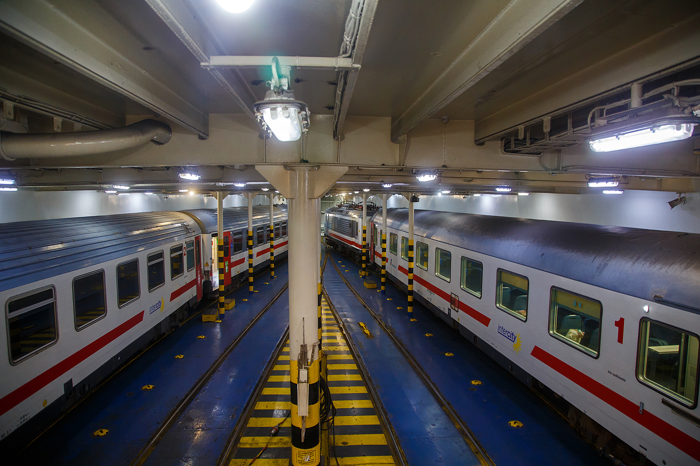 Noch sind die IC´s von Roma Termini via Napoli Centrale auf der Strae von Messina und somit auf der Eisenbahnfhre „SCILLA“ der RFI Rete Ferroviaria Italiana (zur Gruppe der Ferrovie dello Stato Italiane, aber bald erreichen wir am 16.07.2022 Messina Centrale auf Sizilien. 

Nach dem Anlegen in Messina werden dann die Zge von einer dieselelektrischen Rangierlokomotive D.145.2 vom Schiff in den Bahnhof Messina Centrale gezogen und nach einem kurzen Aufenthalt, fahren dann die IC´s, gefhrt von einer E.464, weiter in Richtung Palermo bzw. Syrakus (Siracusa).

Fr uns war die berfahrt auf der Strae von Messina die Reise wert. Wir hatten die Fahrt von Napoli Centrale nach Catania fr 16,90 /Pers. gebucht. Die Seefahrt/berfahrt ist im Bahnticket eingeschlossen, gehrt ja auch zur Eisenbahnstrecke.
