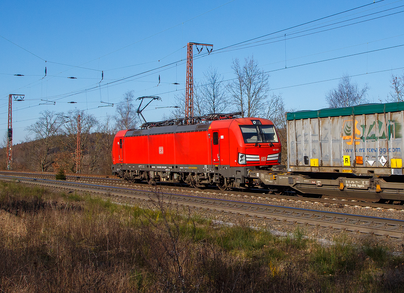 Nochmal als Nachschuss...
Die 193 329-0 (91 80 6193 329-0 D-DB) der DB Cargo AG fährt am 07.2.2023 mit einem „HUPAC“ KLV-Zug durch Rudersdorf (Kr. Siegen) in Richtung Siegen. Hier befährt der Zug die Dillstrecke (KBS 445) von dieser geht es bei Siegen-Ost auf die Siegstrecke (KBS 460) in Richtung Köln. Weil die Ruhr-Sieg-Strecke (KBS 440) nicht das KV-Profil P/C 400 aufweist, sind solche Züge dort nur bis Kreuztal zum Südwestfalen Container-Terminal möglich.

Die Siemens Vectron MS (200 km/h - 6.4 MW) wurden 2018 von Siemens unter der Fabriknummer 22404 und gebaut, sie hat die Zulassungen für Deutschland, Österreich, Schweiz, Italien und die Niederlande (D/A/CH/I/NL).