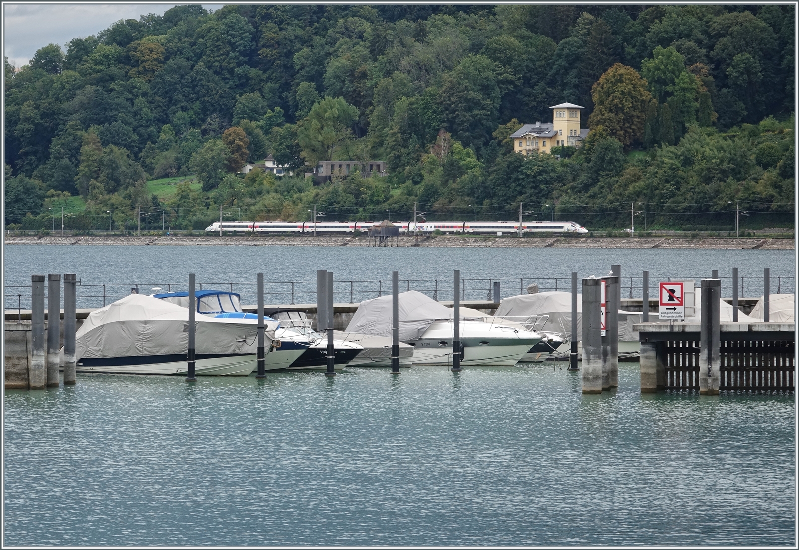 Nochmals der RABe 503 018 auf der Fahrt nach München, diesmal kurz nach der Abfahrt in Bregenz. Das Bild entstand auf dem Motoschiff Austria, dass uns von Bregenz nach Konstanz frachte im Hafen von Bregenz. 

15. August 2022