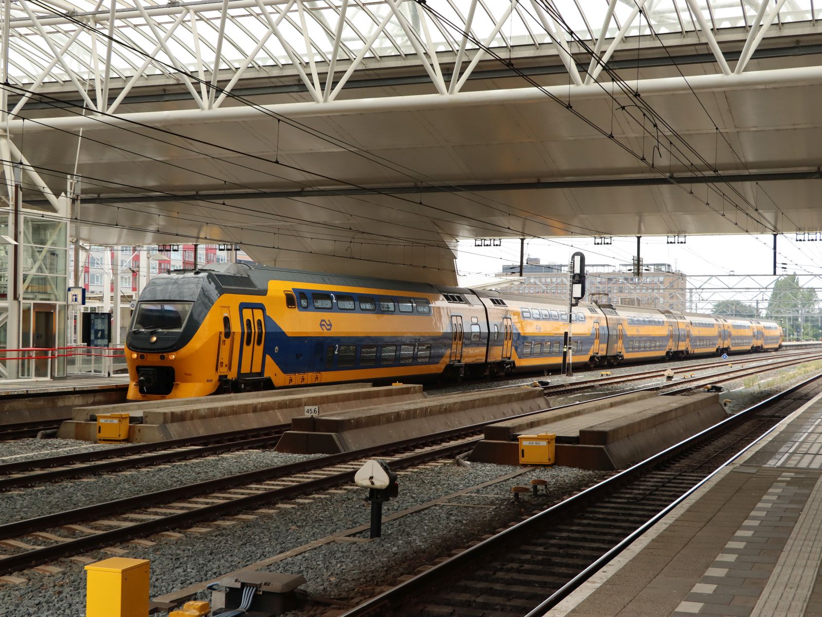 NS DD-IRM-VI Triebzug 8660 Gleis 5 Leiden Centraal Station 24-08-2023.

NS DD-IRM-VI treinstel 8660 spoor 5 Leiden Centraal Station 24-08-2023.