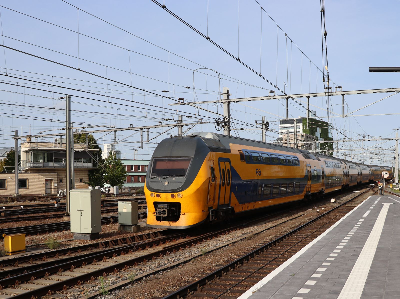 NS DD-IRM-VI Triebzug 8666 Ankunft Bahnhof Venlo 28-09-2023.

NS DD-IRM-VI treinstel 8666 binnenkomst station Venlo 28-09-2023.