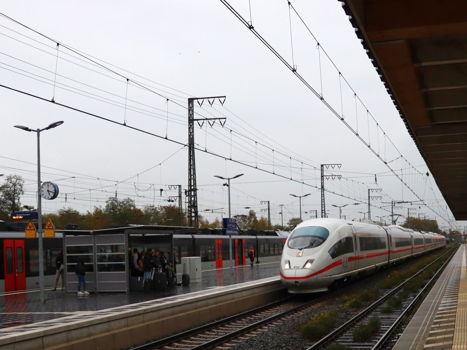 NS ICE 3M Triebzug 4651  Amsterdam  als IC 124 von Frankfurt nach Amsterdam Gleis 3 Emmerich am Rhein, Deutschland 03-11-2022.



NS ICE 3M treinstel 4651  Amsterdam  als IC 124 van Frankfurt naar Amsterdam doorkomst spoor 3 Emmerich, Duitsland 03-11-2022.