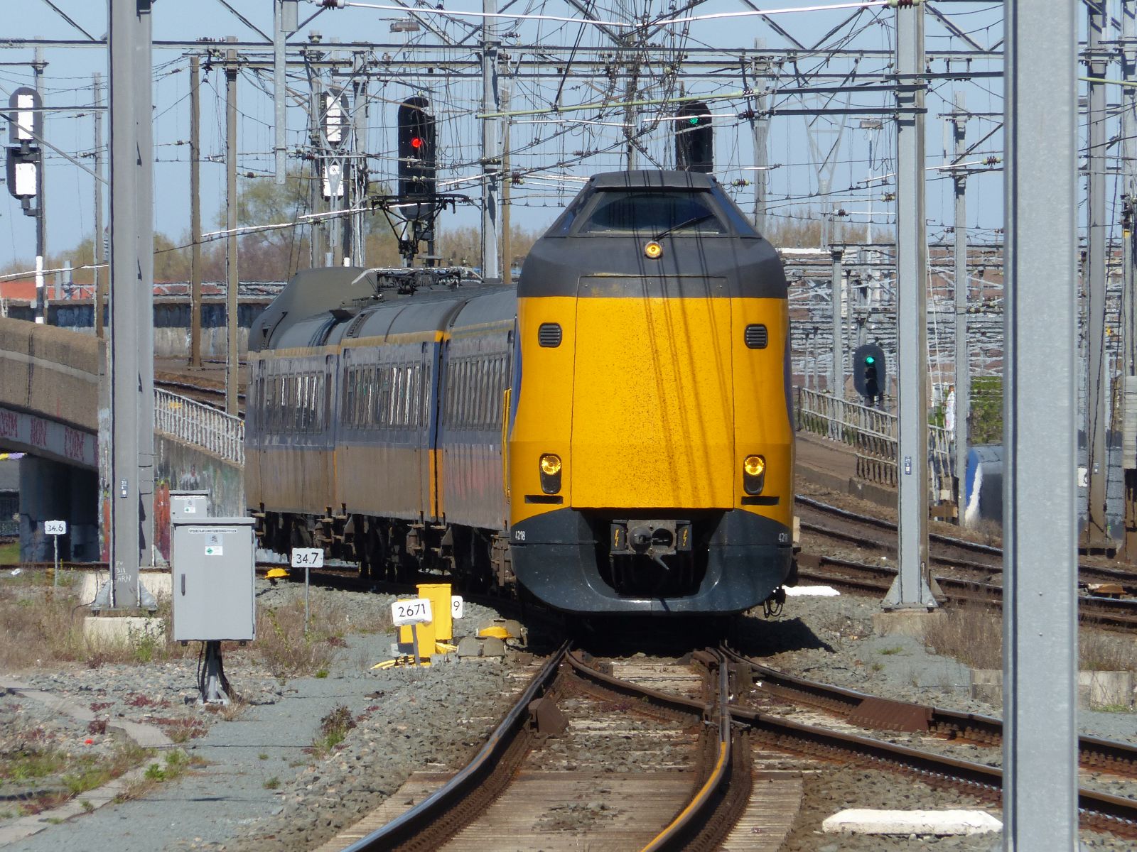 NS ICM-IV Triebzug 4218 Einfahrt Utrecht Centraal Station 21-04-2022.

NS ICM-IV treinstel 4218 binnenkomst Utrecht CS 21-04-2022.