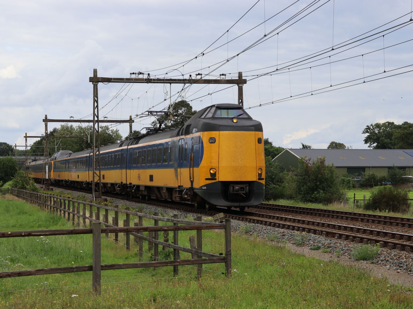 NS ICM-IV Triebzug 4249 und 4222 Ten Cateweg, Wierden 13-08-2023.

NS ICM-IV treinstel 4249 en 4222 Ten Cateweg, Wierden 13-08-2023.