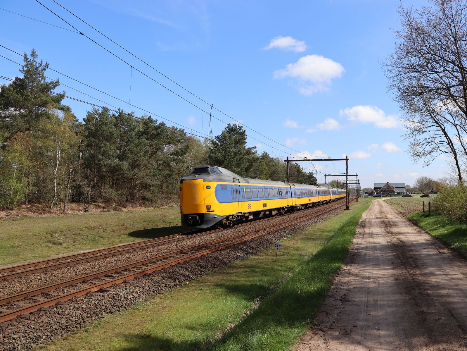 NS ICM Triebzug 4046 und 4201 als Intercity 1640 von Enschede nach Schiphol. Veenweg, Holten 23-04-2023.


NS ICM treinstel 4046 en 4201 als trein 1640 van Enschede naar Schiphol. Veenweg, Holten 23-04-2023.