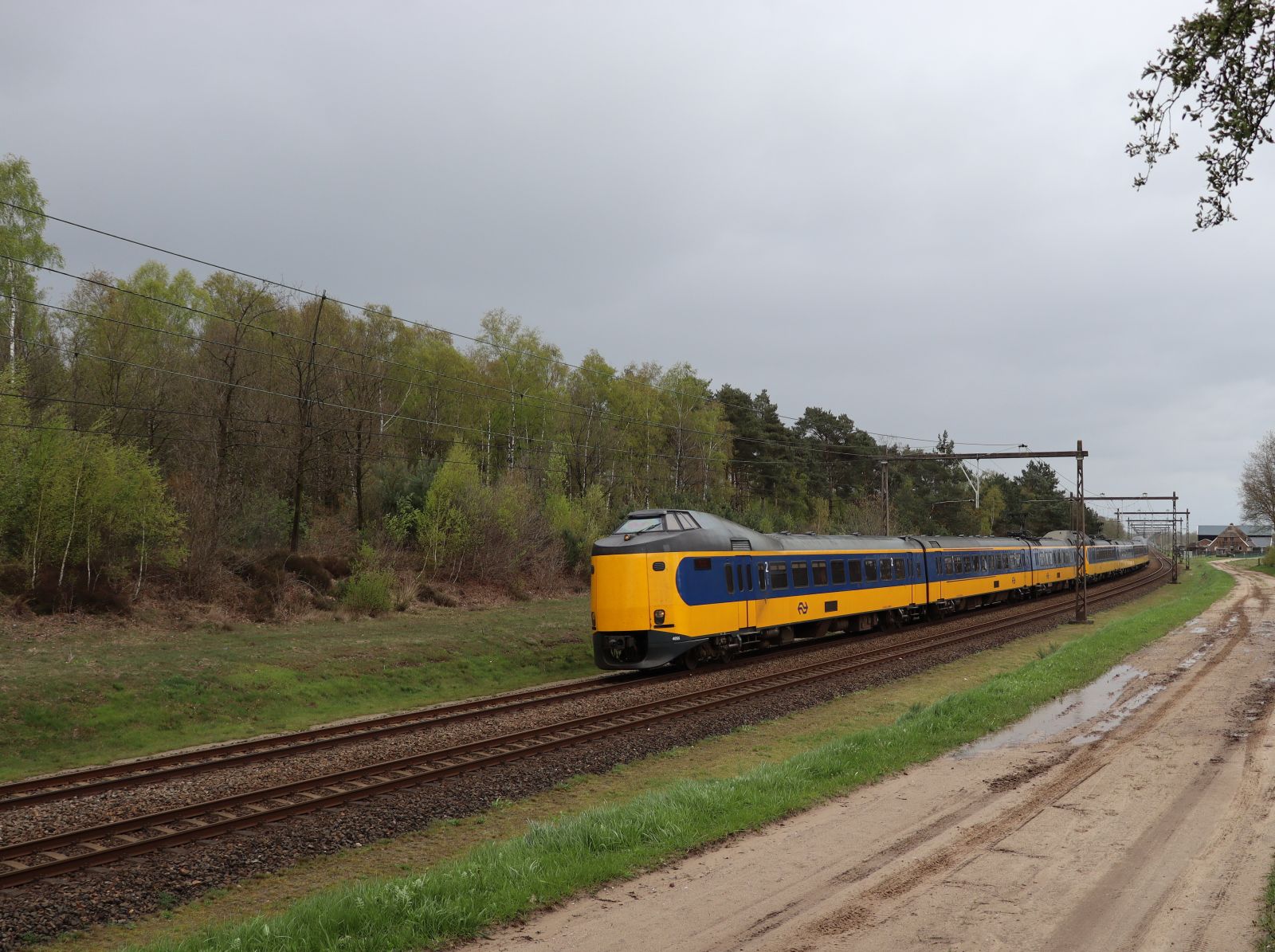 NS ICM triebzug 4055 und 4217 Veenweg, Holten 24-04-2023

NS ICM treinstel 4055 en 4217 Veenweg, Holten 24-04-2023