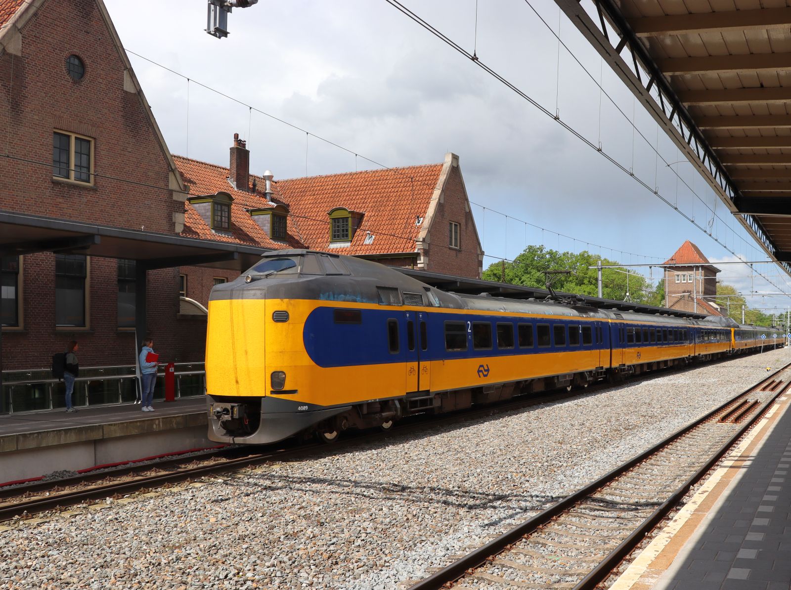 NS ICM Triebzug 4089 und 4214 Intercity 1735 von Den Haag CS nach Enschede. Gleis 1 Bahnhof Deventer 16-05-2023.

NS ICM treinstel 4089 en 4214 als trein 1735 van Den Haag CS naar Enschede. Spoor 1 station Deventer 16-05-2023.