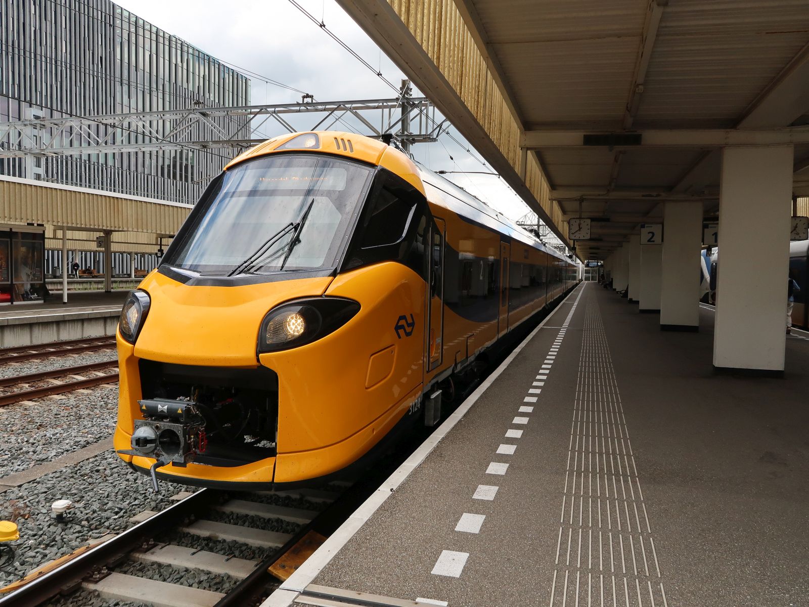 NS ICNG Triebzug 3124 w�hrend einer Probefahrt. Gleis 2 Leiden Centraal 21-07-2025.

NS ICNG treinstel 3124 tijdens een afname proefrit. Spoor 2 Leiden Centraal 21-07-2025.