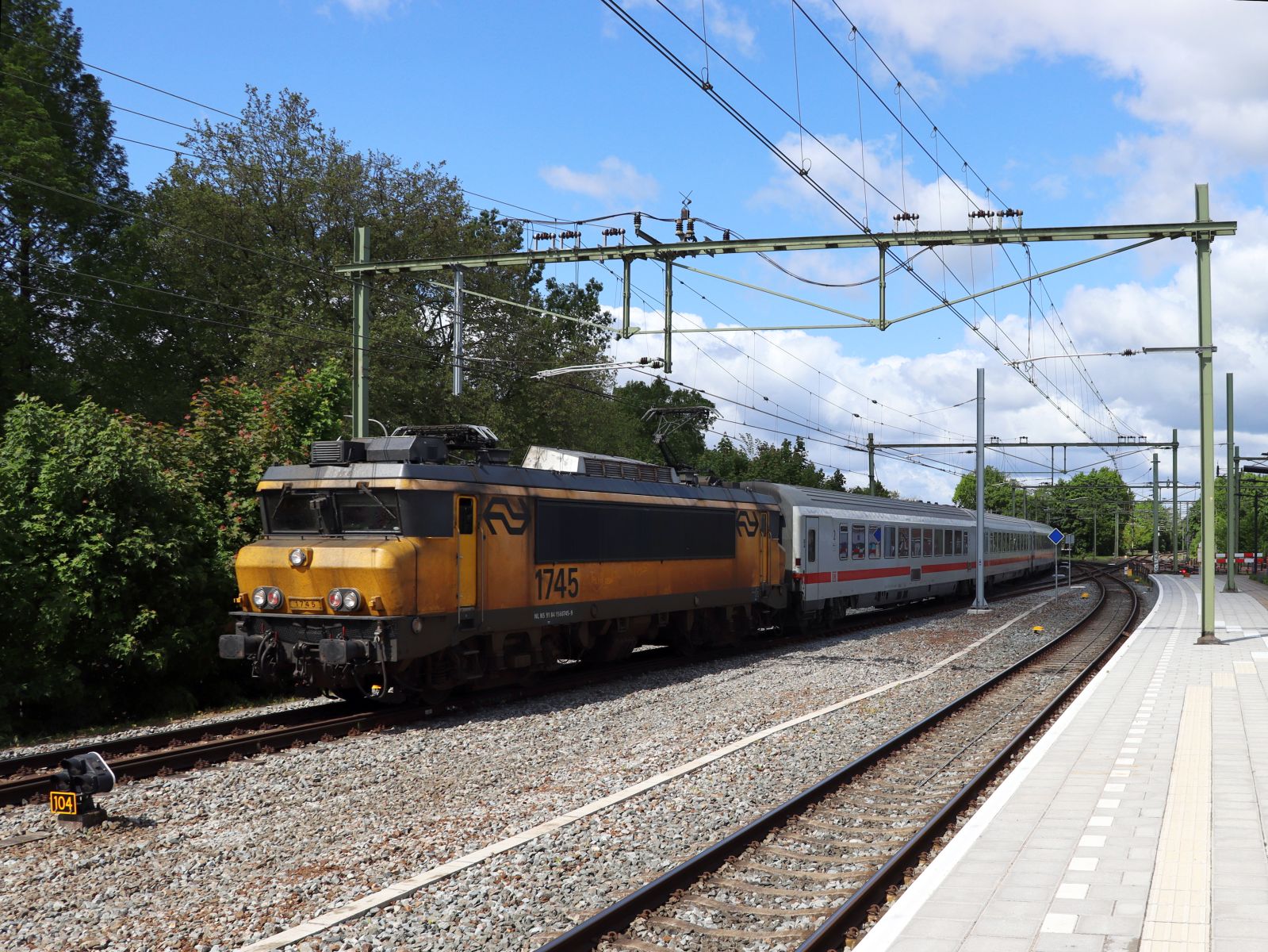 NS Lokomotive 1745 mit Intercity 145 von Amsterdam CS nach Berlin. Gleis 1 Deventer 16-05-2023.

NS locomotief 1745 met Intercity 145 van Amsterdam CS naar Berlijn. Spoor 1 Deventer 16-05-2023.