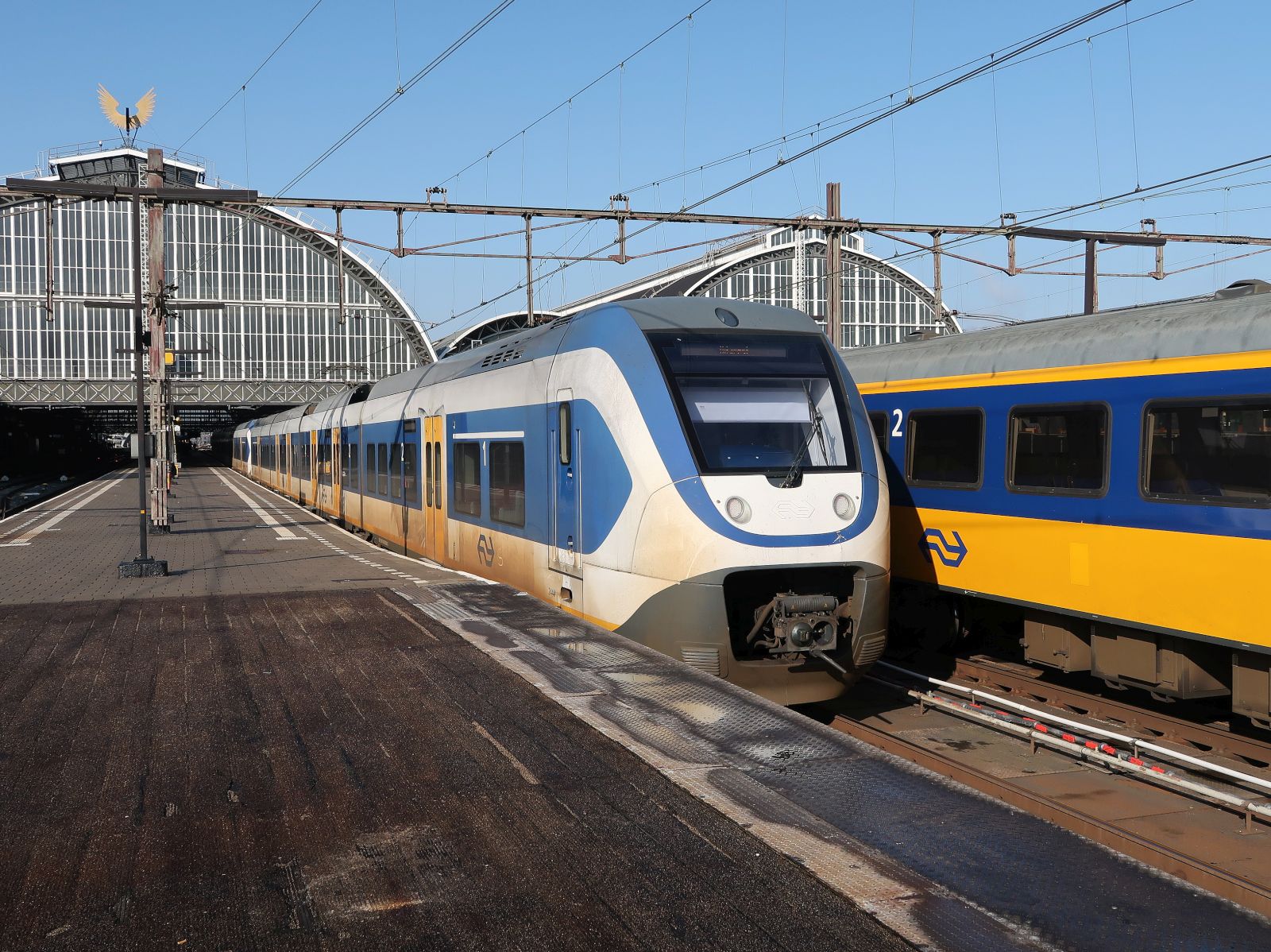 NS SLT-IV Triebzug 2444 Gleis 5b Amsterdam Centraal Station 17-02-2025.

NS SLT-IV treinstel 2444 spoor 5b Amsterdam Centraal Station 17-02-2025.