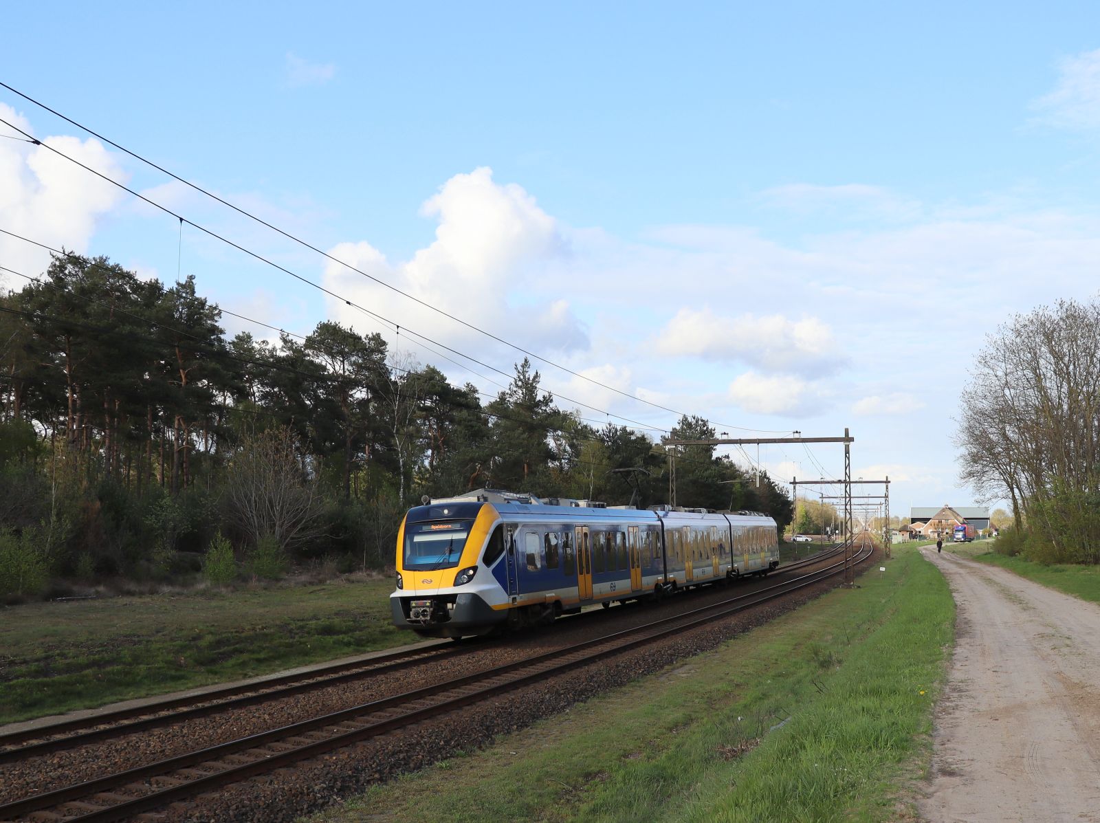 NS SNG-3 Triebzug 2351 Veenweg, Holten 25-04-2023.

NS SNG-3 treinstel 2351 Veenweg, Holten 25-04-2023.