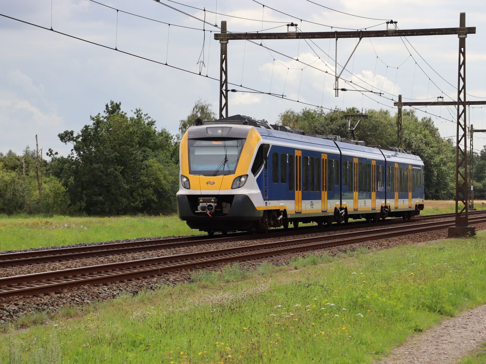 NS SNG-3 Triebzug 3048 Ten Cateweg, Wierden 13-08-2023.

NS SNG-3 treinstel 3048 Ten Cateweg, Wierden 13-08-2023.