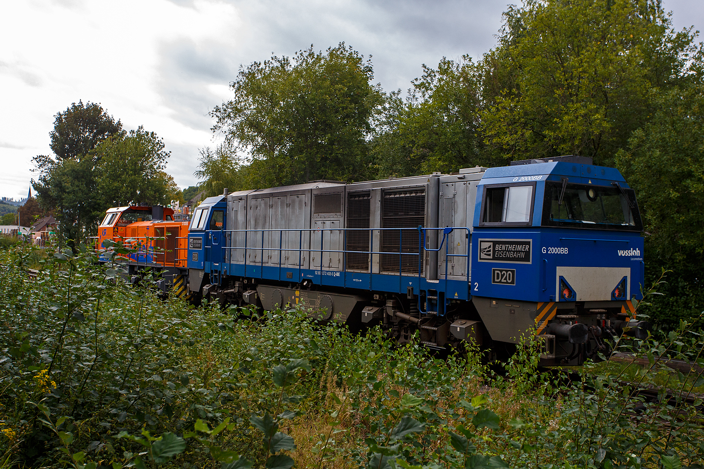 Nun am 18 September 2025 verlassen die KSW 44 (92 80 1271 004-4 D-KSW) eine MaK G 1000 BB und die an die KSW vermietete 272 408-6 / D20 der Bentheimer Eisenbahn AG (92 80 1272 408-6 D-BE), ex Rurtalbahn V 203 (92 80 1272 408-6 D-RTBC), eine Vossloh G 2000BB (mit symmetrischem Führerhaus), beide gemeinsam wieder den KSW-Rangierbahnhof (Betriebsstätte FGE - Freien Grunder Eisenbahn) in Herdorf und fahren über die Hellertalbahn in Richtung Betzdorf/Sieg zurück um neue Aufgaben zu erfüllen. Zuvor hatten sie im Sandwich einen sehr langen und schweren Coilzug nach Herdorf gebracht. Für die weitere Fahrt war dann die KSW 47 zuständig, die den Zug in 2 bis 3 Partien von Herdorf nach Neunkirchen-Salchendorf abfuhr. 