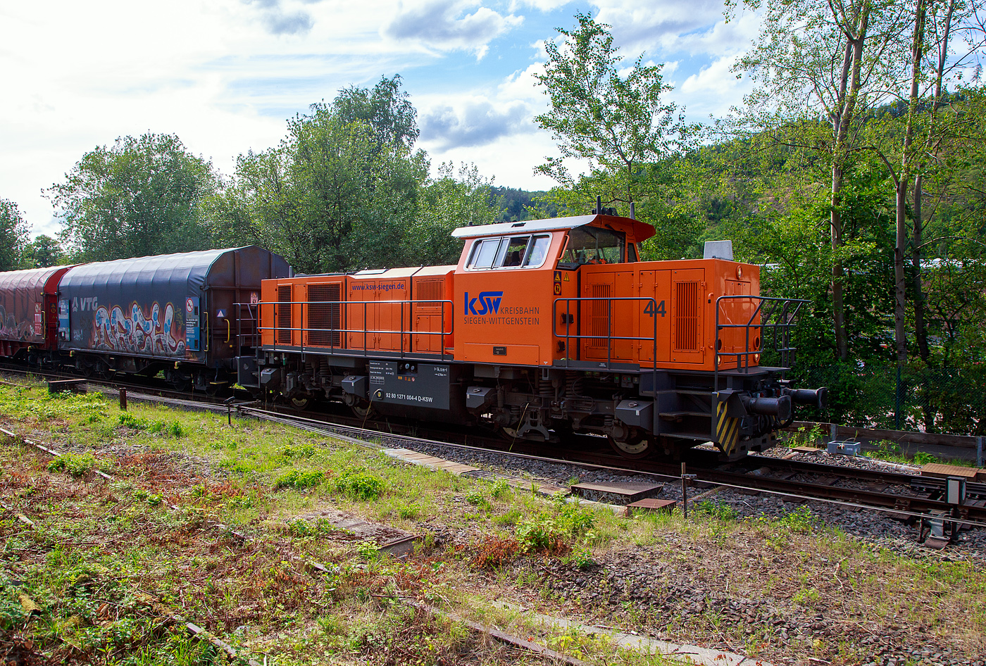 Nun fährt am 12.07.2023 die KSW 44 (92 80 1271 004-4 D-KSW) eine MaK G 1000 BB der KSW (Kreisbahn Siegen-Wittgenstein) mit einem Coilzug vom Bahnhof Herdorf weiter. Von hier geht es gleich auf den KSW Rbf (Betriebsstätte Freien Grunder Eisenbahn - NE 447) und ohne Halt direkt weiter nach Neunkirchen-Salchendorf zum Pfannenberg (ehemals Grube Pfannenberger Einigkeit), wo sich heute die Produktionshallen der EMW Stahl Service GmbH, ein Geschäftsbereich der SCHÄFER WERKE Gruppe befinden. Schon heute werden 300.000 Tonnen Stahl pro Jahr über die Schiene angeliefert, zukünftig sind sogar 600.000 Tonnen geplant.

Die Lok 44 wurde 2003 unter der Fabriknummer 1001462 bei Vossloh gebaut und am 05.01.2004 an die SK - Siegener Kreisbahn GmbH geliefert, welche ab Ende 2004 nun als Kreisbahn Siegen-Wittgenstein (KSW) firmiert.

Die G 1000 ist eine vierachsige dieselhydraulische Lokomotive
für den schweren Rangier- und leichten Streckendienst. Die zuverlässige Vielzwecklokomotive ist mit modernster Technik ausgestattet und erfüllt daher die neuesten Vorschriften des Unfallschutzes. Die Anwendungsbreite der Lokomotive reicht vom leichten Rangierdienst in Einzeltraktion über den Einsatz als Streckenlokomotive in Mehrfachtraktion bis hin zum schweren Rangierdienst.

Mit der MaK G 1000 BB wird seit dem Jahr 2002 eine Lok für den Leistungsbereich unterhalb der G 1206 angeboten. Sie basiert auf der G 800 BB, von der außer dem kompletten Fahrwerk und Rahmen auch das Führerhaus und der hintere Vorbau übernommen wurden. Deutlich anders ist dagegen der vordere Vorbau, in dem Platz für den größeren Dieselmotor geschaffen wurde.

Technische Daten
Spurweite: 1435 mm
Achsfolge: B´B´
Länge über Puffer: 14.130 mm
Drehzapfenabstand: 6.700 mm
Radsatzabstand im Drehgestell: 2.400 mm
größte Breite: 3.080 mm
größte Höhe über Schienenoberkante: 4.225 mm
Raddurchmesser neu: 1.000 mm
kleinster befahrbarer Gleisbogen: 60 m
Dienstgewicht: 80 t
Bremse: Radscheibenbremse (Knorr), auf alle Räder wirkend
hydrodynamische Bremse
Bremsgewichte G/P: 65 t/96 t
Kraftstoffvorrat: 3000 l
Motor: MTU 8V 4000 R41L
Leistung: 1.100 kW (1.475 PS) bei 1.860 U/min
Strömungsgetriebe: Voith L4r4
Höchstgeschwindigkeit: 100 km/h 