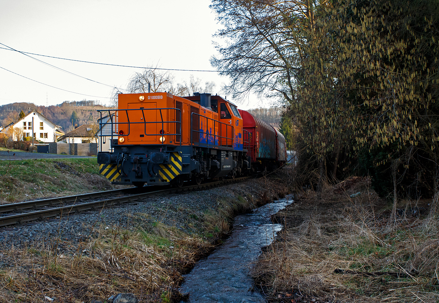 Nun fährt die KSW 44 (92 80 1271 004-4 D-KSW), eine MaK G 1000 BB der KSW (Kreisbahn Siegen-Wittgenstein) am 26 Februar 2026 in Neunkirchen-Salchendorf mit weiteren 4 beladenen Coilwagen hinauf zum Pfannenberg (ehemals Grube Pfannenberger Einigkeit), wo sich heute die Produktionshallen der EMW Stahl Service GmbH, ein Geschäftsbereich der SCHÄFER WERKE Gruppe befinden.