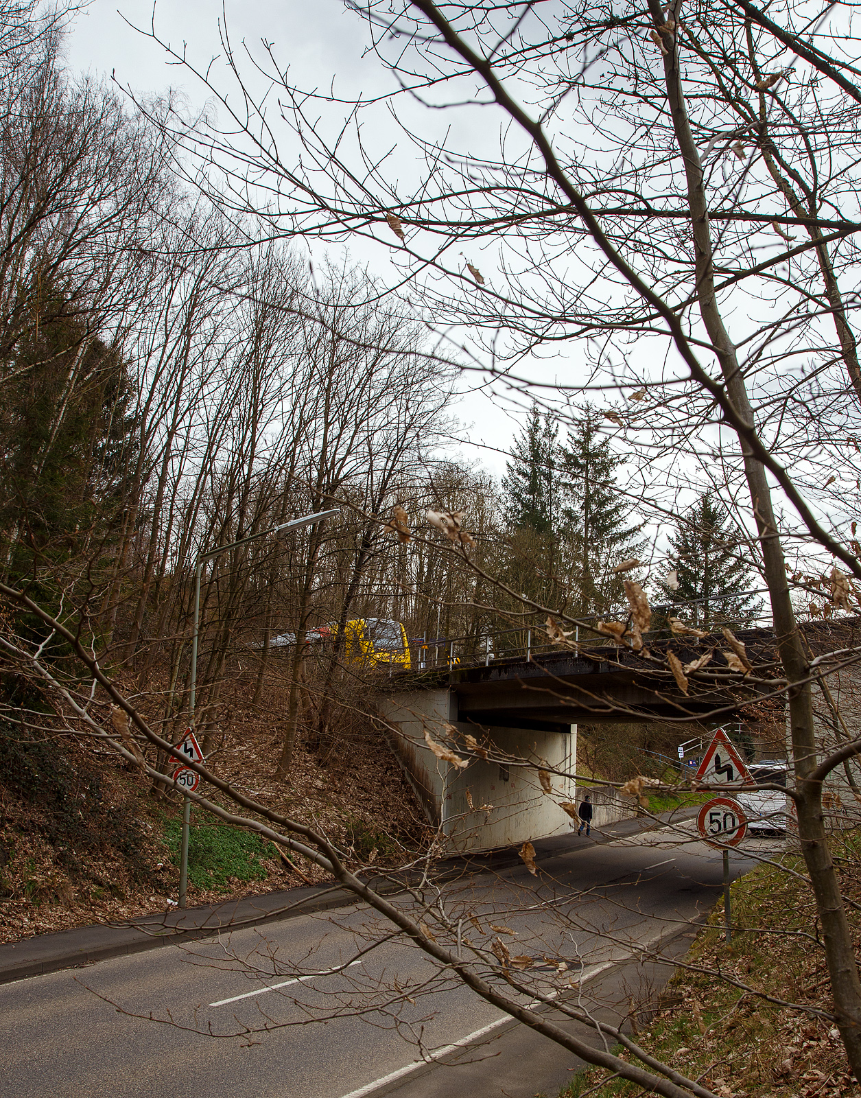 Nun fahren die Triebwagen der HLB RB 96 „Hellertalbahn“ auch endlich wieder den Bahnhof Herdorf an. Leider ist aber dann in Herdorf am Hp Königstollen Schluss, ab dort gibt es dann von und nach Betzdorf (Sieg) SEV. Nach dem Hangrutsch (Felssturz) am 23. Dezember 2022 in Herdorf kurz hinter dem Hp  Königsstollen (bei km 88,4), ist der Abschnitt nach Betzdorf weiterhin bis mindestens bis zum kleinen Fahrplanwechsel am 11. Juni 2023, gesperrt. Aber diese ungewöhnliche Führung bis zum Hp  Königsstollen, über den Bahnhof Herdorf hinaus ist nötig, denn in den nächsten Tagen sollen die der Abriss und der Neubau der „Hellerbrücke“ der Hellerstraße (bei „Steinaus Eck“) beginnen und der SEV wäre so nur noch über Daaden oder Kirchen möglich.

Oben der VT 506 (95 80 1648 106-0 D-HEB / 95 80 1648 606-9 D-HEB), ein Alstom Coradia LINT 41 der neuen Generation / neue Kopfform, der HLB (Hessische Landesbahn GmbH) hat am 20.03.2023, als RB 96 „Hellertalbahn“ nach Betzdorf, die derzeitige Endstation Herdorf Hp Königstollen erreicht. Während und gerade der SEV Bus die Station erreicht. Zwischen hier und Betzdorf (Sieg) gibt es dann nur SEV.