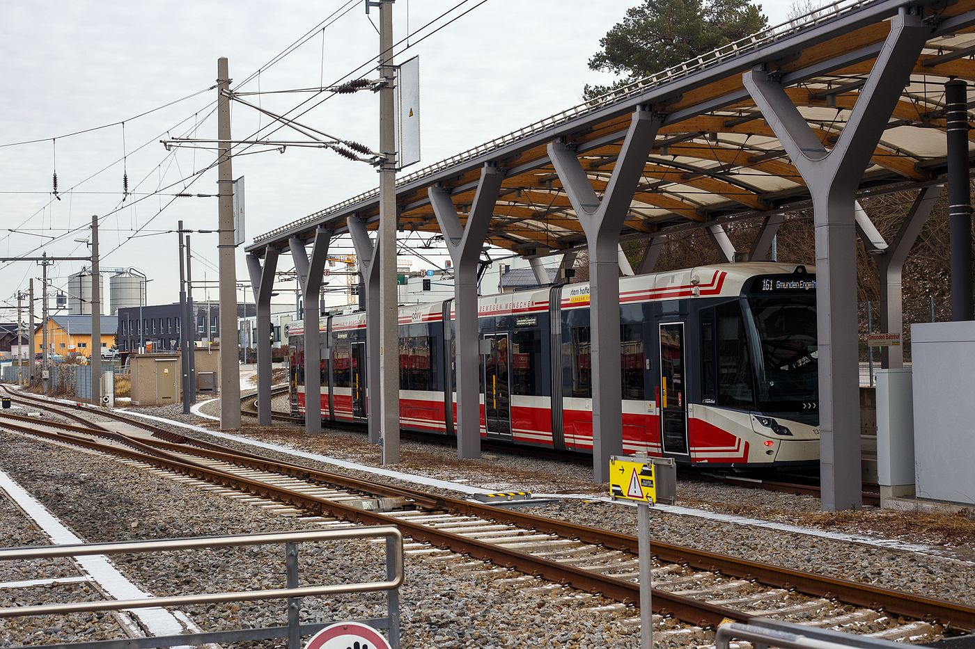Nun hat der f�nfteilige Meterspur-Stra�enbahn-Triebwagen StH ET 131, ein f�nfteiliger STADLER Zweirichtungs-Multigelenk-Stadtbahnwagen in Niederflur-Bauweise vom Typ Tramlink V3 der neuesten Generation (Tramlink 2.0), der Stern & Hafferl Verkehrsgesellschaft m.b.H., am 14 Januar 2025 als Linie 161 seine Zielstation Gmunden Bahnhof erreicht. An der Station Bahnhof besteht ein direkter �bergang an die �BB „Salzkammergutbahn“ KBS 170/171 (Attnang-Puchheim – Stainach-Irdning - Sch�rding). 