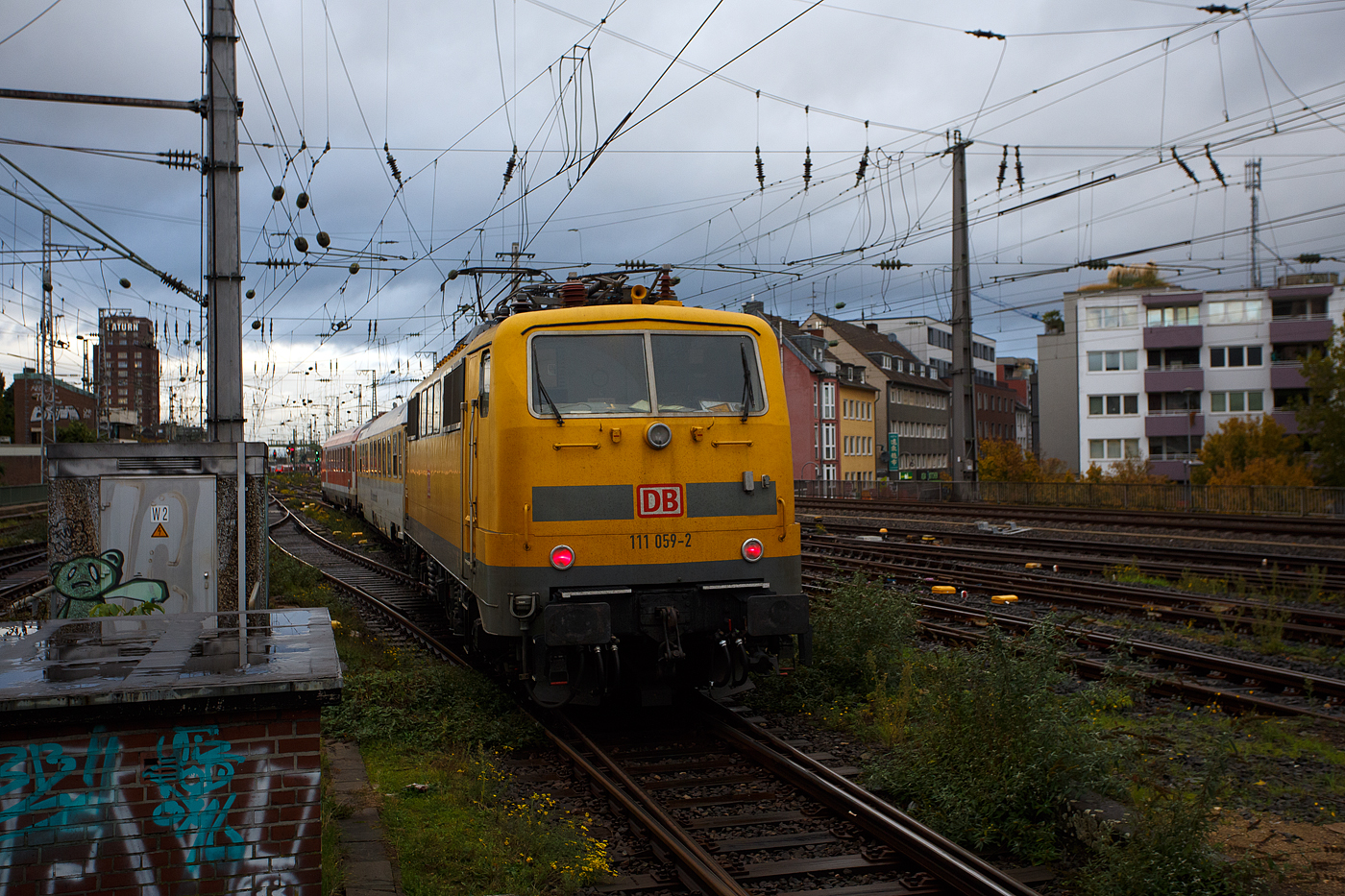 Nun schiebt die 111 059-2 (91 80 6111 059-2 D-DBMP) der DB InfraGO AG, ex DB Netz AG / DB Netz Instandhaltung – Fahrwegmessung am 21 Oktober 2025, den Messzug der DB Systemtechnik GmbH (Minden/Westf.), vom Hauptbahnhof Köln in Richtung Hansaring. Der Zug bestand aus dem Einheitsmesswagen D-DB 63 80 99-92 007-3 Dienstüm 313 und dem Steuerwagen D-DB 73 80 80-91 310-1 Bpmbdzf 296.3.