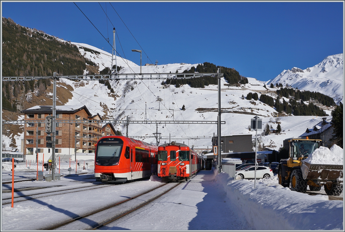 Nun sind die zwei MGB  Orion  mit dem ABeh 8/12 310 an der Spitze in Andermatt angekommen und wenden gleich auf die Gegenleistung nach Disentis.

21. Januar 2025