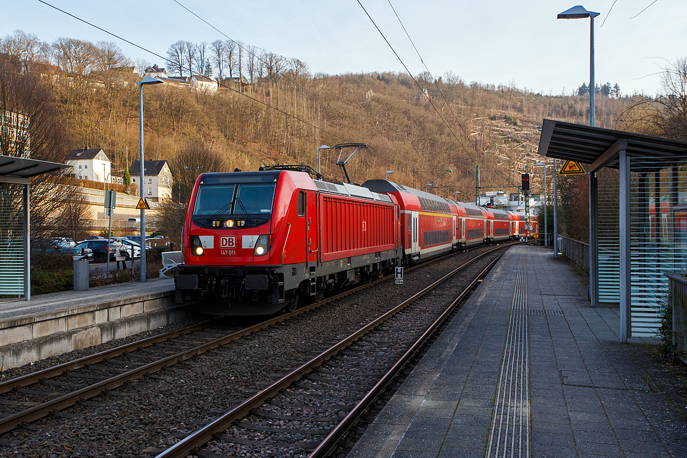 Nun verdr�ngen doch so langsam die neueren 147er (Traxx P160 AC3) die 146.0er (TRAXX P160 AC1) als Zugleistung des RE 9 - Rhein Sieg Express (RSX). Hier erreicht die 147 011-1 (91 80 6147 011-1 D-DB) der DB Regio NRW mit dem RE 9 - Rhein Sieg Express (RSX), von Aachen Hbf �ber K�ln Hbf nach Siegen Hbf, am 22 Januar 2026 mit einer Versp�tung von ca. 10 Minuten, den Bahnhof Kirchen/Sieg. Aber hier bekam er nochmals 10 Minuten aufgebrummt. Die Strecke wurde nicht frei und so hatte er hier l�nger Hp 0.

Die Bombardier Traxx P160 AC3 wurde 2016 von der Bombardier Transportation GmbH in Kassel unter der Fabriknummer 35105 gebaut und an die DB Regio Baden-W�rttemberg. So war sie von Dezember 2016 bis Juni 2020 in Stuttgart beheimatet. Im Juli 2020 ging sie an die DB Regio Nordost nach Berlin-Lichtenberg. Seit Mitte Dezember 2025 ist sie nun bei der DB Regio NRW. 

Eigentlich sollten schon die ganzen Leistungen �bernommen haben, leider gibt es wohl noch Probleme mit der Software. Auch die Ausbildung bei der DB Regio NRW war etwas fehlerhaft, da sich die Lok alleine ganz anders als im Wendezugebetrieb verh�lt. Bleibt die Hoffnung das sich dies nun einpendelt.
