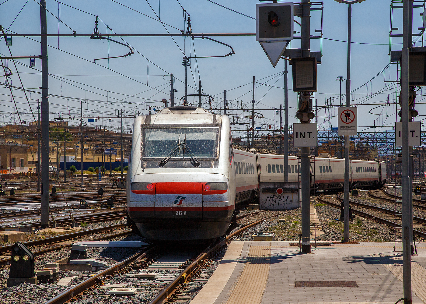 Nun verlässt der Trenitalia Frecciabianca ETR.463.28 (Pendolino) am 14 Juli 2022 den Bahnhof Roma Termini.

Der ETR.463 (von italienisch Elettro Treno Rapido) oder umgangssprachlich auch Pendolino ist ein von Trenitalia betriebener italienischer Neigezug von Fiat Ferroviaria. Noch während die Produktion der ETR.450 im Gange war, wurde mit dem Bau der zweiten Generation von Pendolino-Zügen begonnen. Die 10 Züge wurden 1991 von Italienischen Staatsbahn (FS) bestellt. Seit 2013 gehören die Züge zur Zuggattung Frecciabianca und bedienen von Rom aus Genua, Ravenna (und bis 2020 Reggio Calabria), sowie seit 2021 die Verbindung Venedig–Lecce über die Adriabahn.
