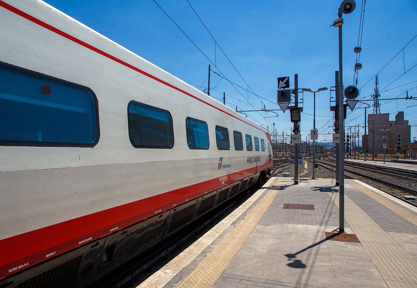 Nun verlässt der Trenitalia Frecciabianca ETR.463.28 (Pendolino) am 14 Juli 2022 den Bahnhof Roma Termini.

Der ETR.463 (von italienisch Elettro Treno Rapido) oder umgangssprachlich auch Pendolino ist ein von Trenitalia betriebener italienischer Neigezug von Fiat Ferroviaria. Noch während die Produktion der ETR.450 im Gange war, wurde mit dem Bau der zweiten Generation von Pendolino-Zügen begonnen. Die 10 Züge wurden 1991 von Italienischen Staatsbahn (FS) bestellt. Seit 2013 gehören die Züge zur Zuggattung Frecciabianca und bedienen von Rom aus Genua, Ravenna (und bis 2020 Reggio Calabria), sowie seit 2021 die Verbindung Venedig–Lecce über die Adriabahn.
