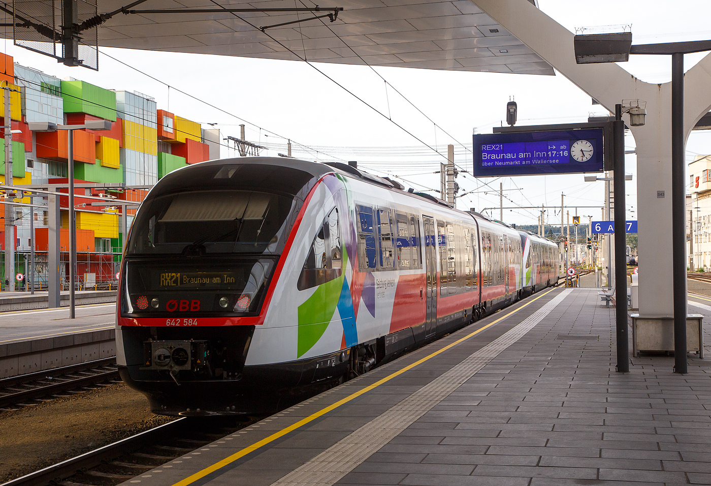 Nun verlassen die beiden gekuppelten zweiteilige Siemens Desiro Classic, an die BB vermietete Dieseltriebzge, 642 636 / 642 136 (95 80 0642 636-4 D-DB / 95 80 0642 136-5 D-DB) und 642 084 / 642 584 (95 80 0642 584-6 D-DB / 95 80 0642 084-7 D-DB) am 12.09.2022 den Hbf Salzburg, als BB (Salzburg Verkehr) RX 21 nach Braunau am Inn.