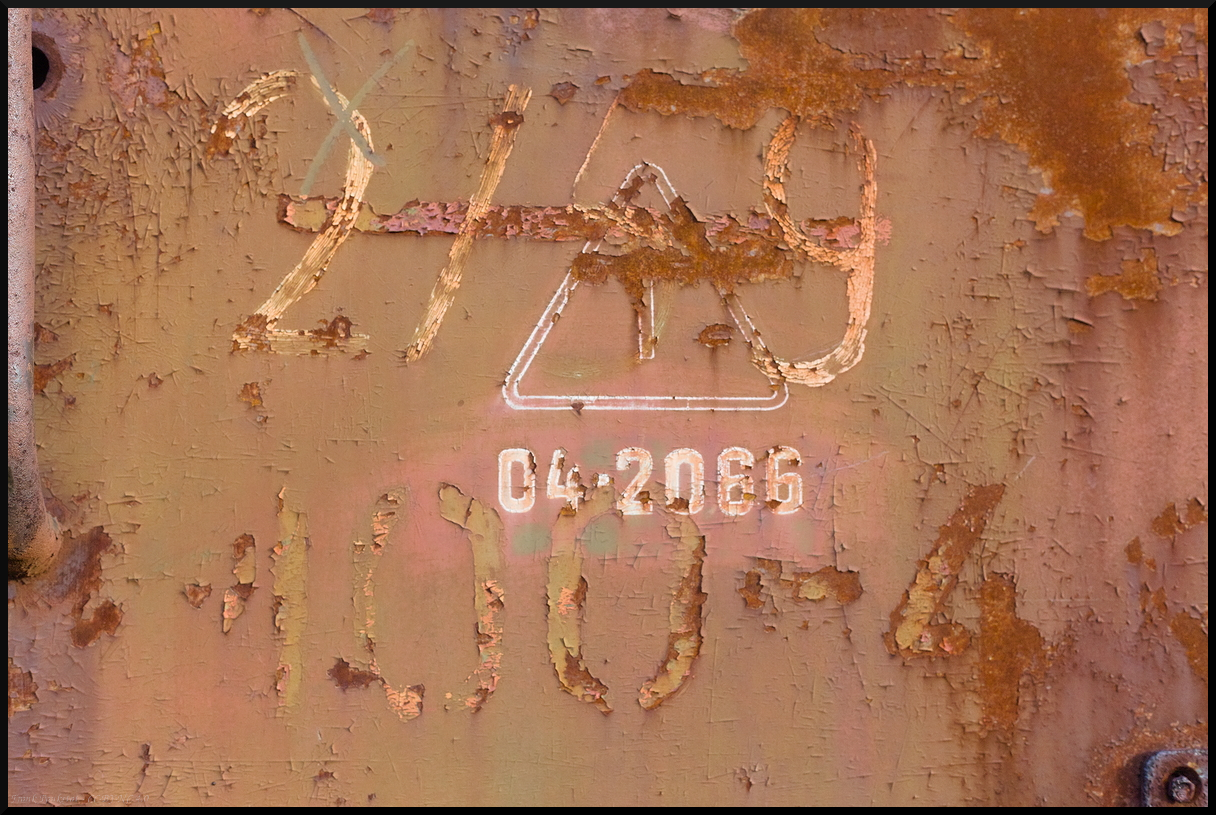 Nur bei genauem hinsehen kann man an der Grubenlok MFLL Lok 16 noch weitere Nummern erkennen. In der Nachbearbeitung musste etwas am Helligkeitsregler gedreht werden, sonst k�nnte man die Nummern im Bild nicht erkennen. Bei den MFLL Gl�hweinfahrten 2023 hatte ich die Lok bei einem Rundgang auf einem Seitengleis entdeckt (Leipzig-Lindenau, 29.12.2023)