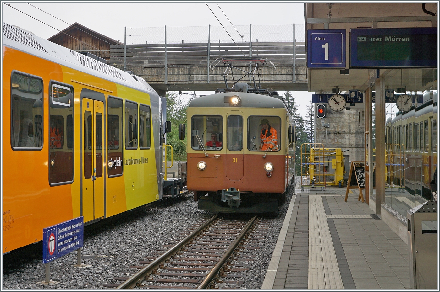 Nur einen kurzen trüben Sommer lang verkehrte die BLM im  Mischbetrieb, d.h. mit dem neuen BLM Be 4/6 101 und 102 sowie den Be 21, 23 und 31. Das Bild zeigt den in Winteregg ankommenden Be 4/4 31 LISI, welcher sich im Be 4/6 und in de neune Station spiegelt. 

23. Juli 2024