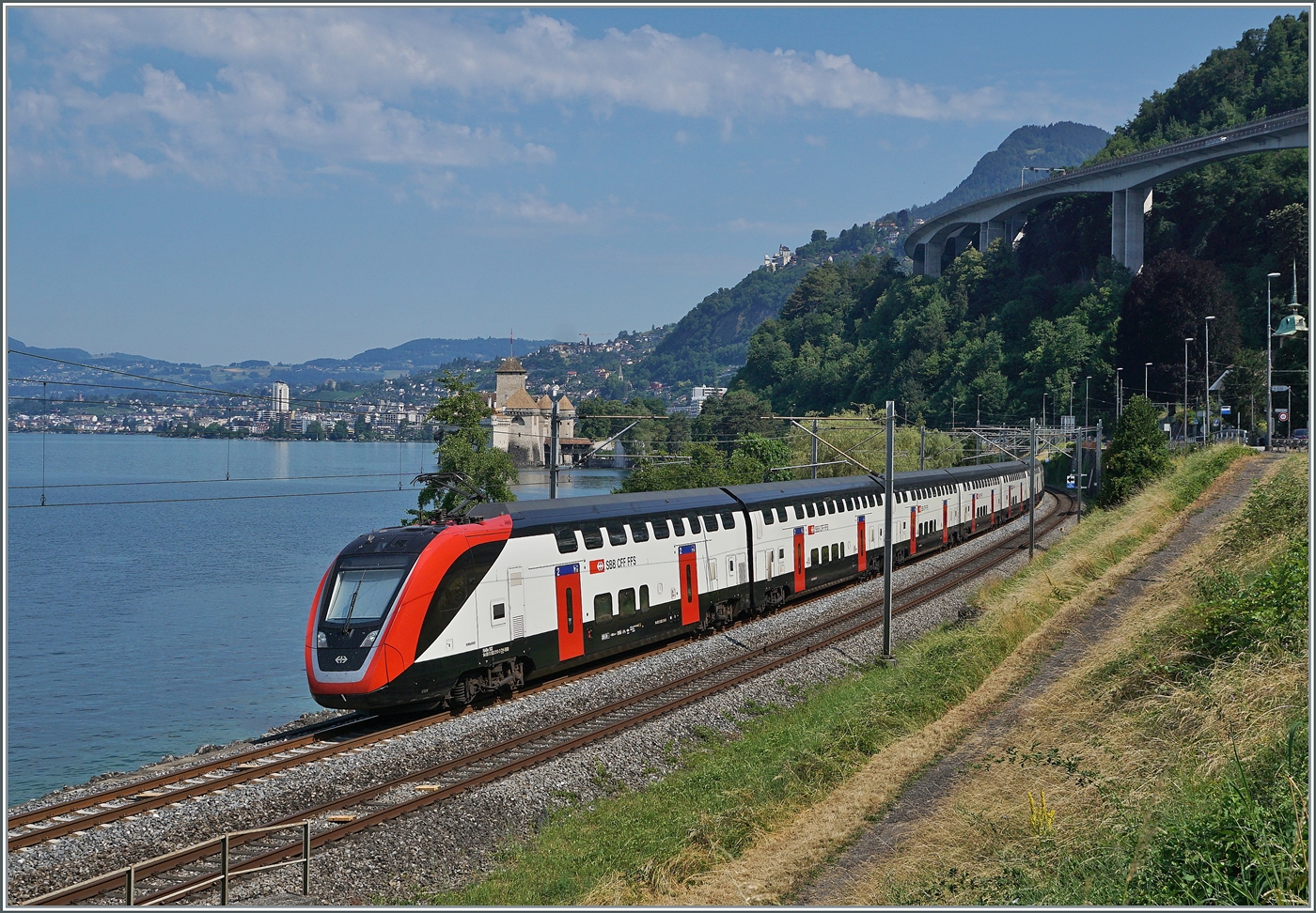 Nur wenige Meter vom Herstellerwerk ist der SBB RABe 502 210 (UIC 94 85 0502 210-3 CH-SBB) kurz nach Villeneuve auf dem Weg nach Lausanne. Im Hintergrund ist das Château de Chillon zu erkennen. Auf der Simplon-Strecke verkehren bisher noch keinen Twindexx-Züge, somit kommt man bei Fahrten vom oder zum Herstellerwerk in den Genuss die Züge in dieser schönen Landschaft fotografieren zu können.

30. Juni 2025 