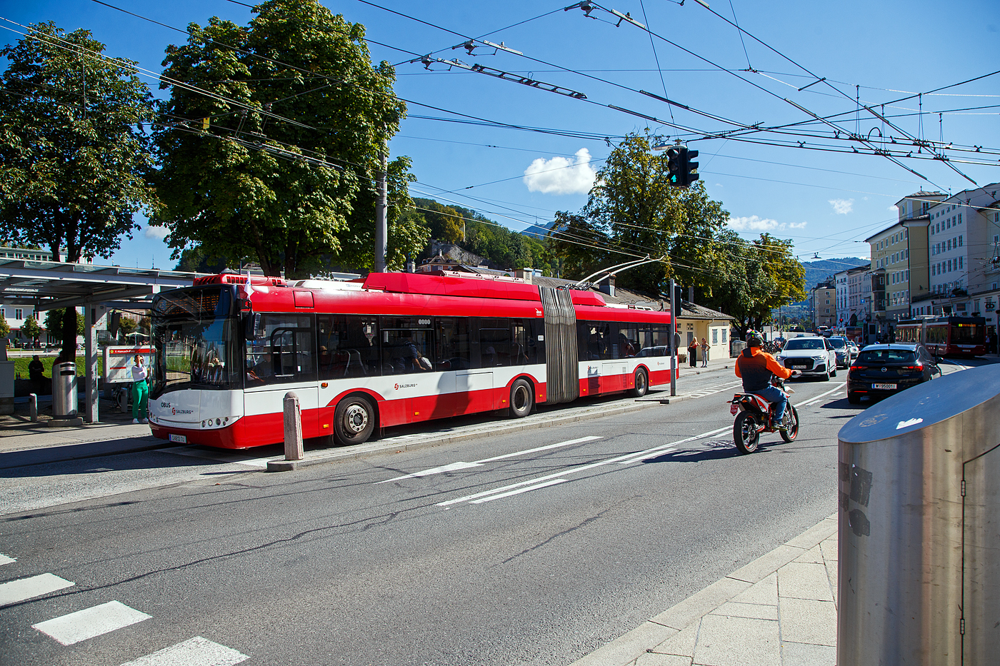 OBUS 303 (S 812 TU) der Salzburg AG ein Solaris Gelenktrolleybus vom Typ Solaris Trollino III 18 AC (Baujahr 2010 unter Fabriknummer 8802) am 12.09.2022 beim Ferdinand-Hanusch-Platz in Salzburg.

Die Obusse dieses Typs wurden ab Herbst 2009 bis 2011 wurden in Dienst gestellt. Die Fahrzeuge haben wie ihre Vorgngermodelle vom Typ Van Hool AG 300 T eine Lnge von 18 Metern und bieten dabei 38 Sitzpltze und knapp 100 Stehpltze an. Der in den Bussen verbaute Skoda Elektric-Motor leistet 250 kW. Der polnische Lieferant Solaris stattet die Busse mit zustzlichen Hilfsdieselmotoren aus, damit Ausflle der Oberleitung oder der Elektronik des Busses zumindest ein Aus-dem-Gefahrenbereich-Fahren des Fahrzeugs ermglichen.

Die OBusse vom Typ Solaris Trollino III 18 AC tragen die SLB-Nummern von 301 bis 315.
