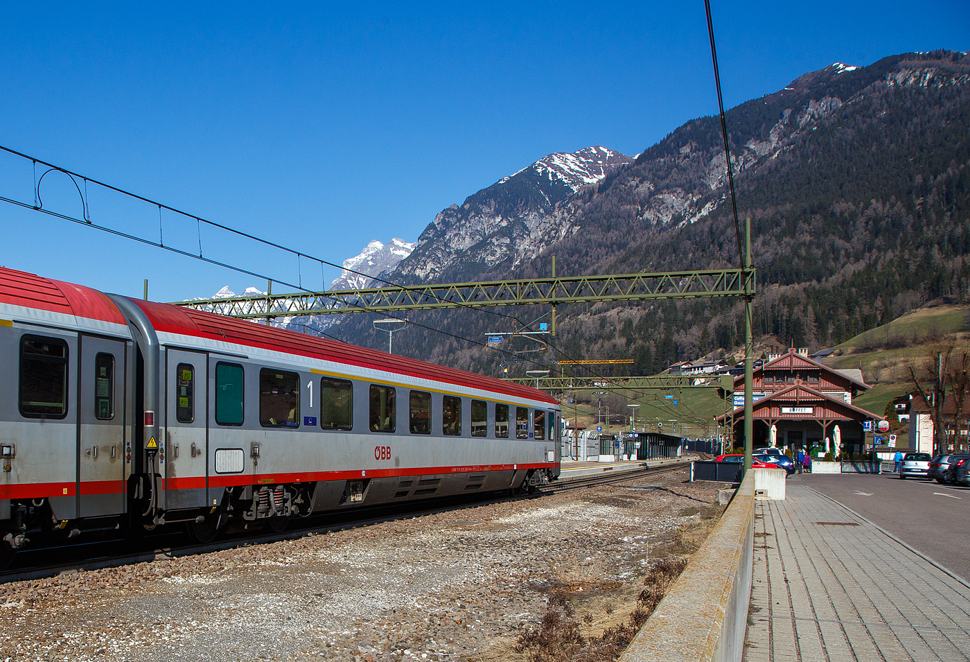 ÖBB 1.Klasse Abteilwagen der Bauart Amz 73 (modernisierter Eurofima-Wagen), A-ÖBB 73 81 19-91 549-9 der Gattung Amz 73, eingereiht als Wagen Nr. 263 in den DB/ÖBB EC 81von München via Kufstein, Innsbruck Brenner/Brennero, Bolzano/Bozen und Verona PN nach Bologna Centrale, am 28 März 2022 bei der Zugdurchfahrt im Bahnhof Gossensaß/Colle Isarco.

TECHNISCHE DATEN:
Hersteller: SGP Simmering (zw. 1989 bis 1993)
Spurweite: 1.435 mm
Länge über Puffer: 26 400 mm
Drehzapfenabstand: 19.000 mm
Achsstand: 21.500 mm
Achsstand im Drehgestell: 2.500 mm
Drehgestellbauart: Minden-Deutz 522 
Leergewicht: 50 t
Höchstgeschwindigkeit: 200 km/h
Sitzplätze: 46 (1.Klasse)
Abteile: 9 (5 6er-Abteile und 4 4er-Abteile)
Toiletten: 2 (geschlossenes System)
